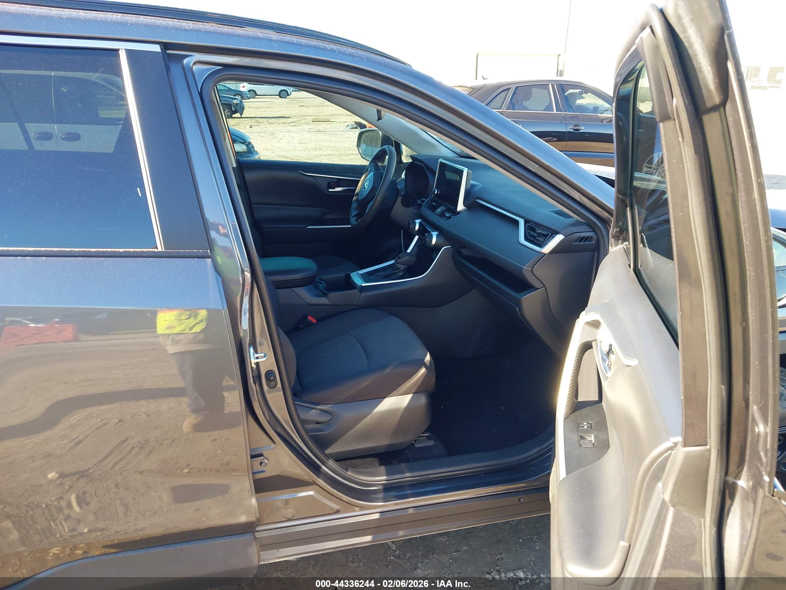 TOYOTA RAV4 image 5