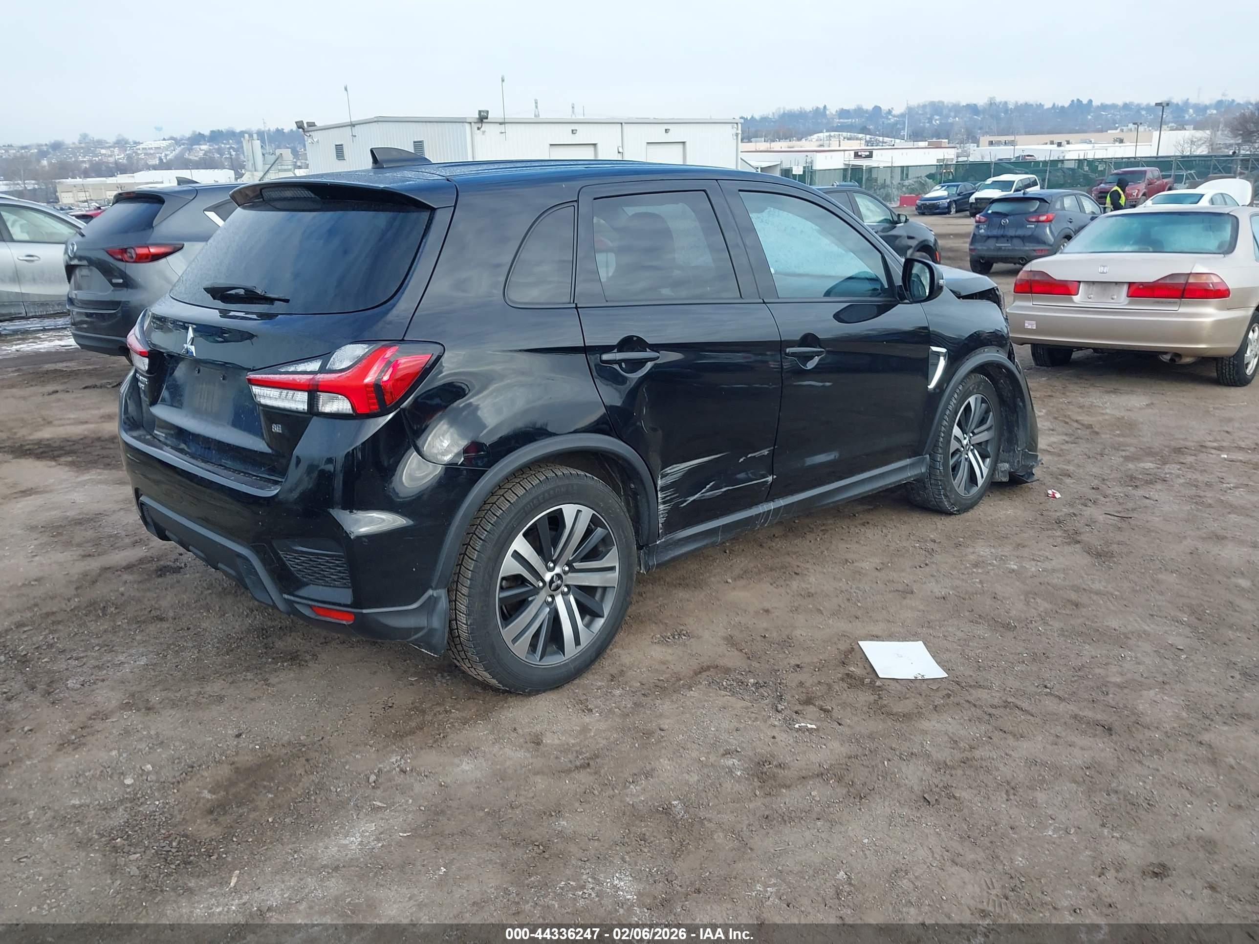 MITSUBISHI OUTLANDER image 4
