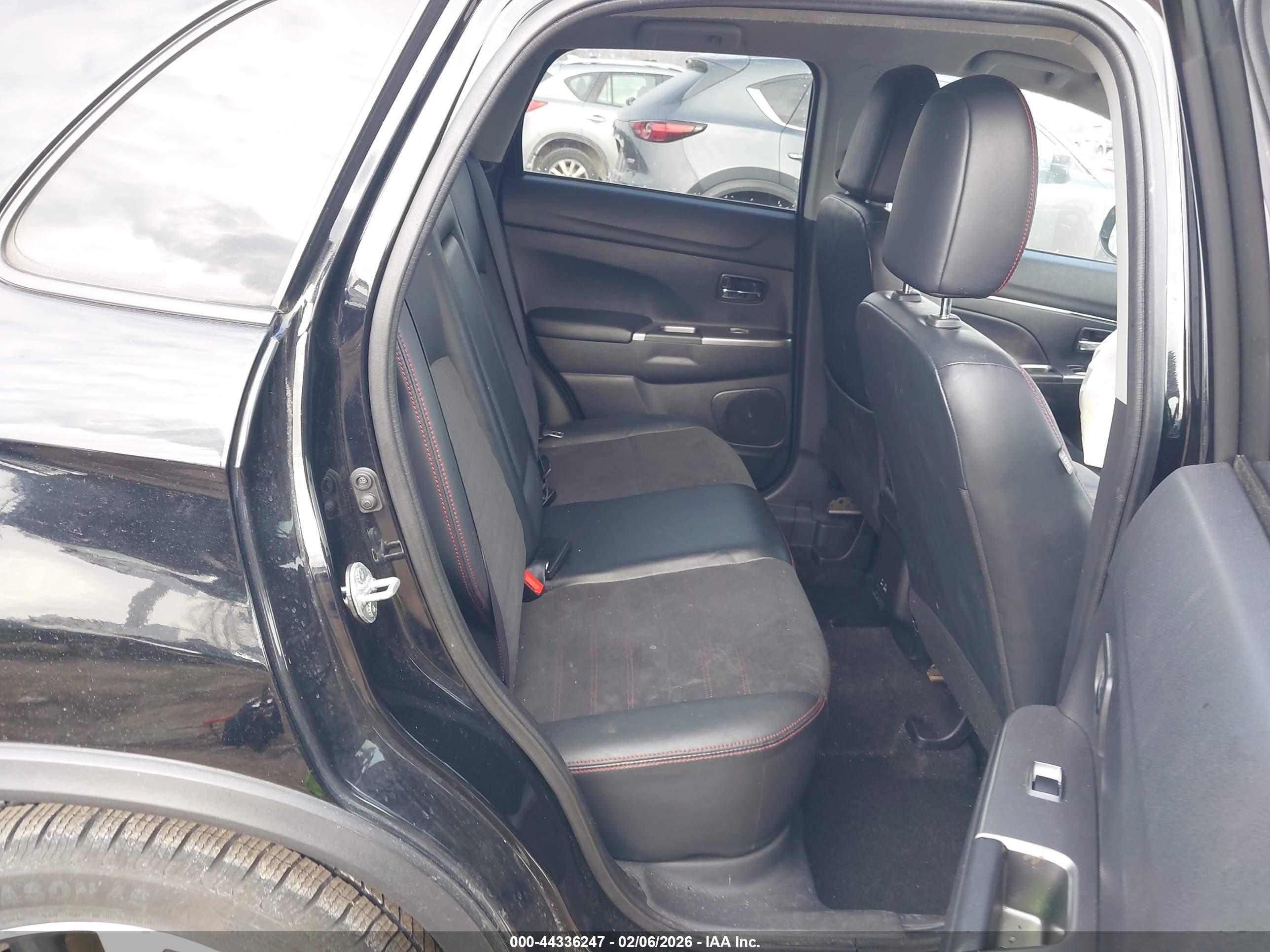MITSUBISHI OUTLANDER image 8