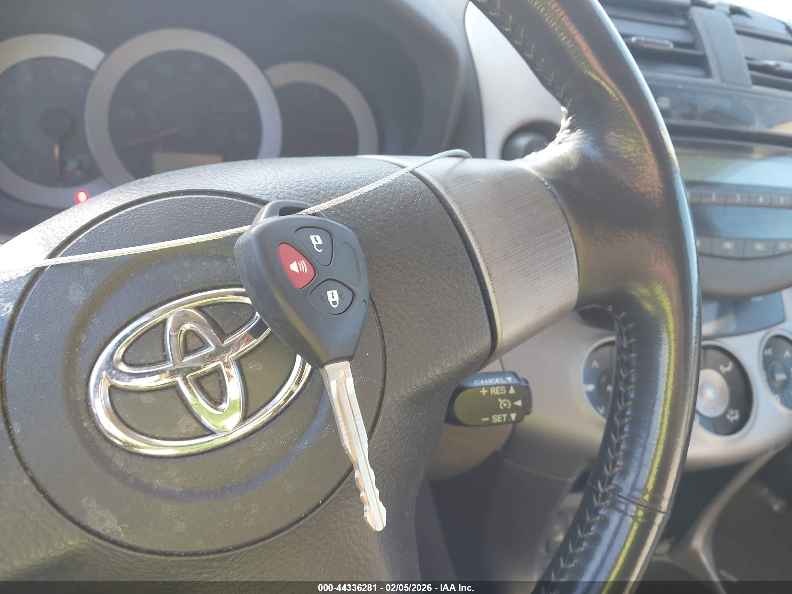 TOYOTA RAV4 image 11