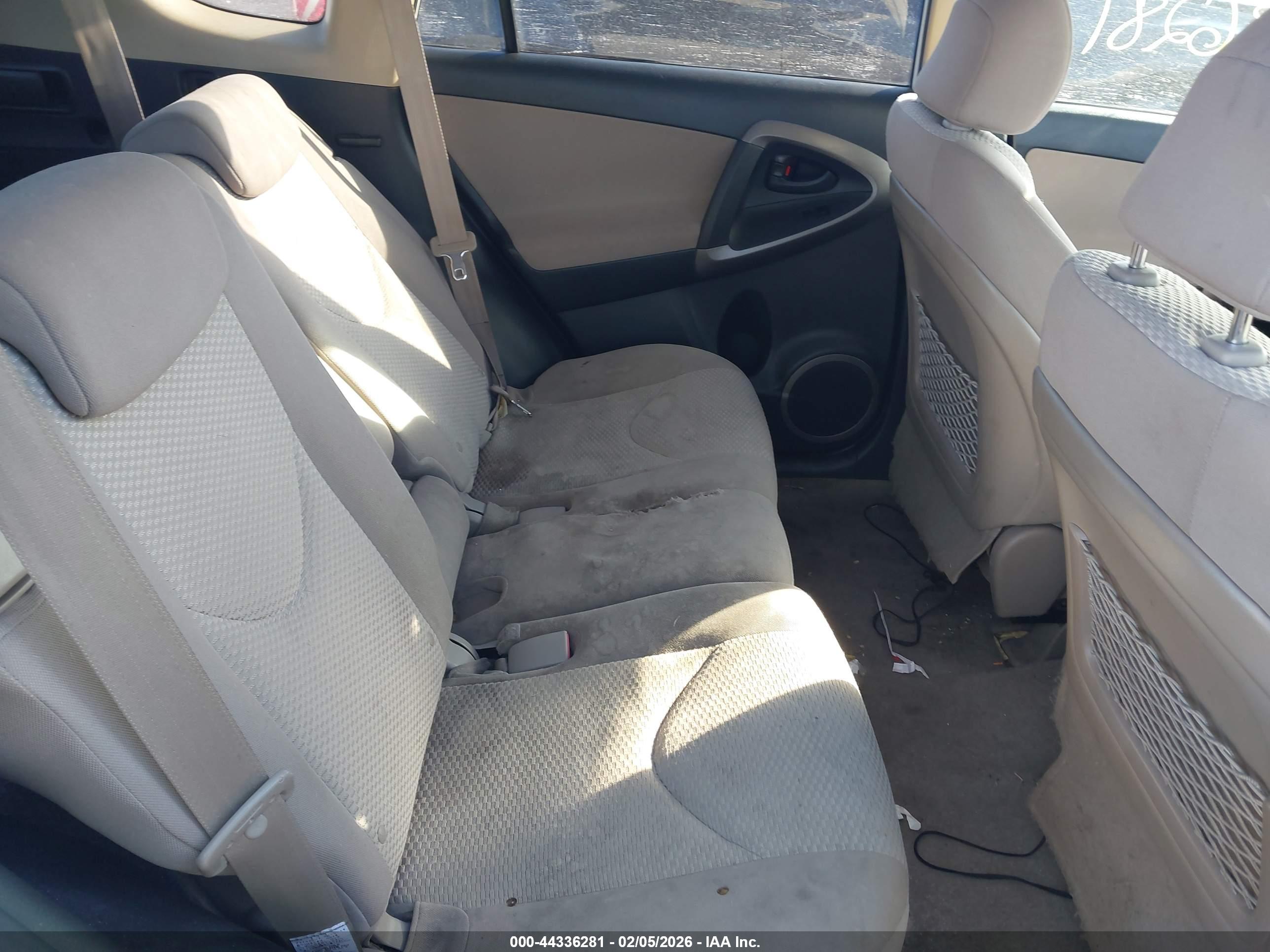 TOYOTA RAV4 image 8