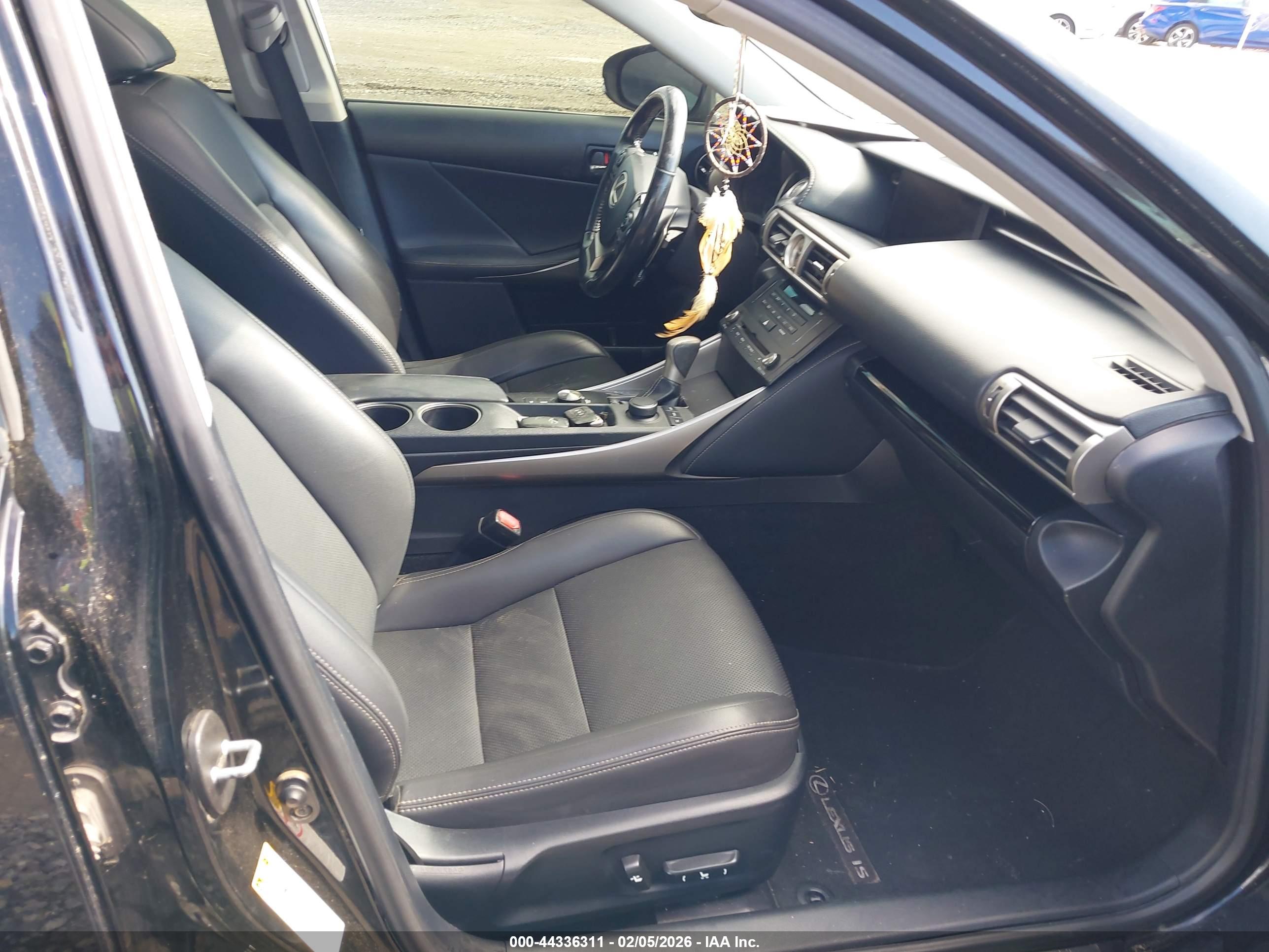 LEXUS IS image 5