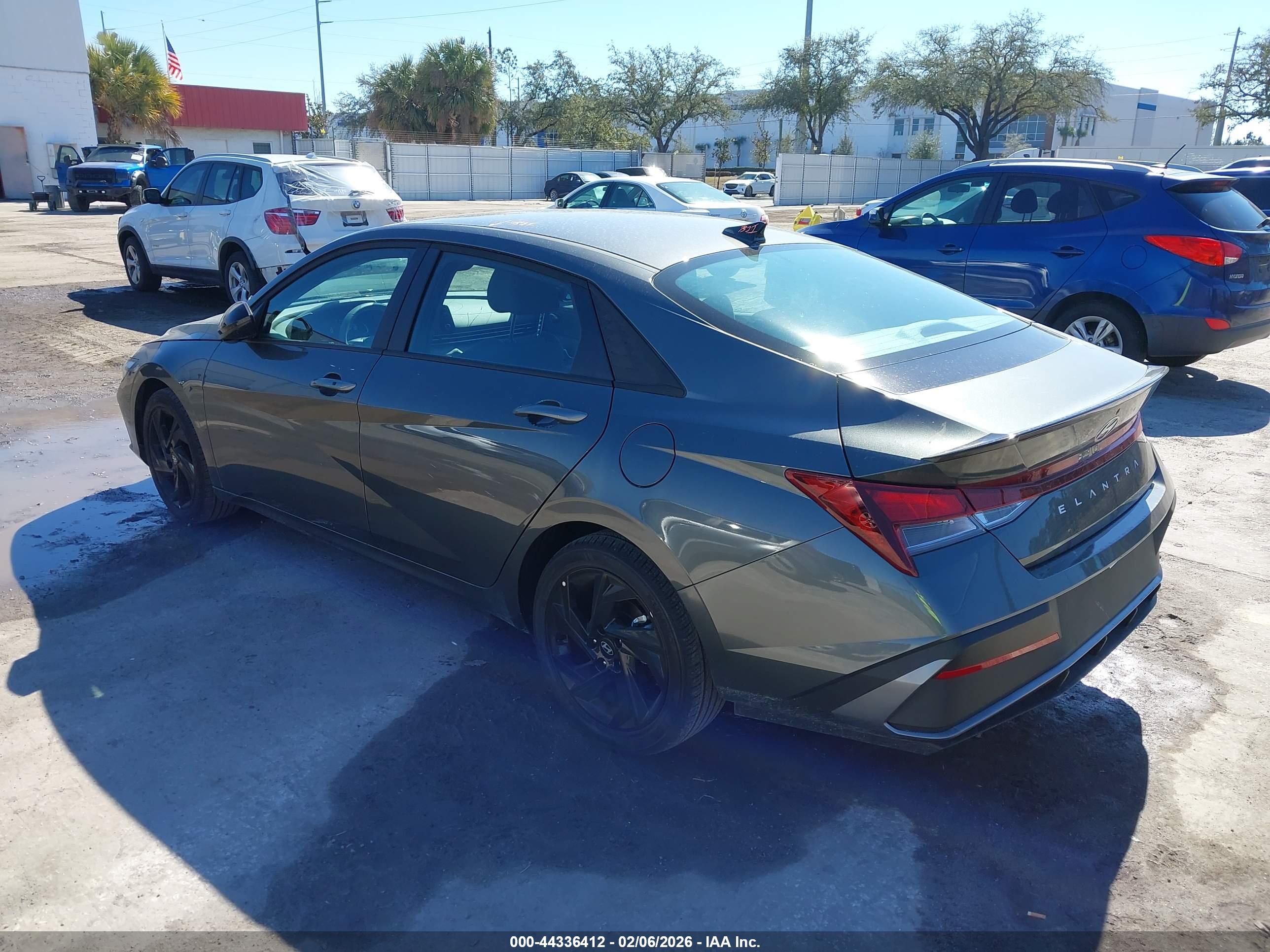 HYUNDAI ELANTRA image 3
