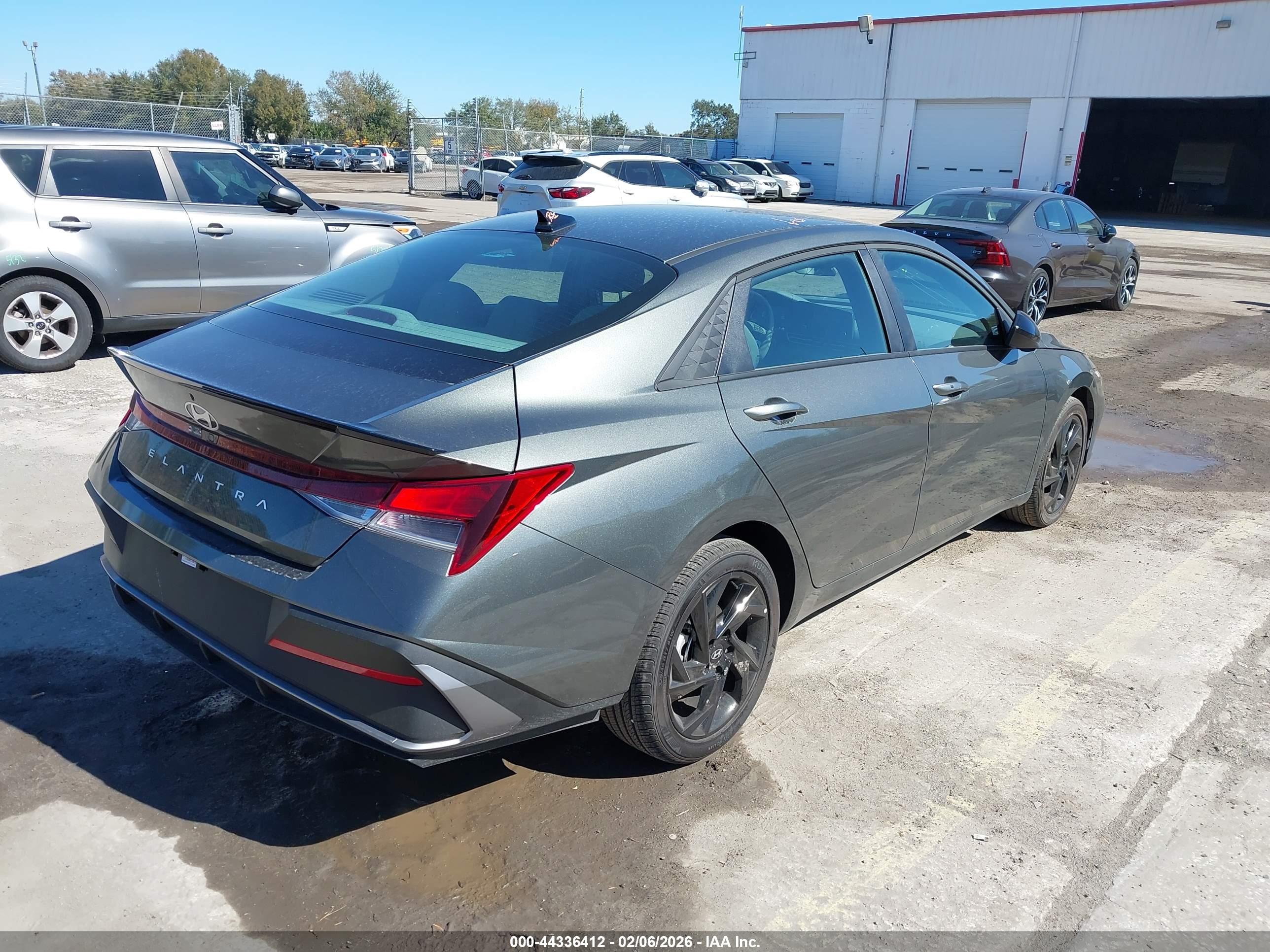 HYUNDAI ELANTRA image 4
