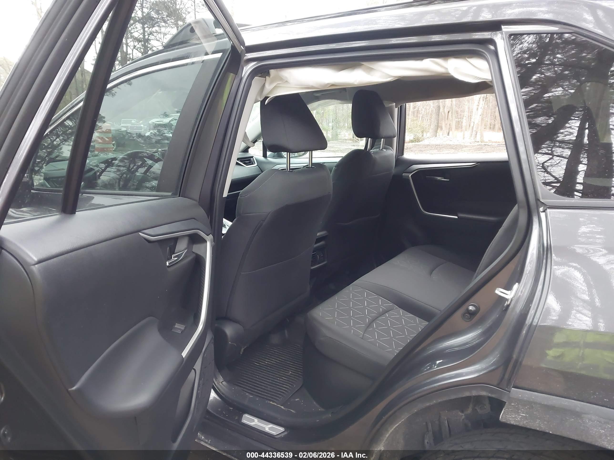TOYOTA RAV4 image 8