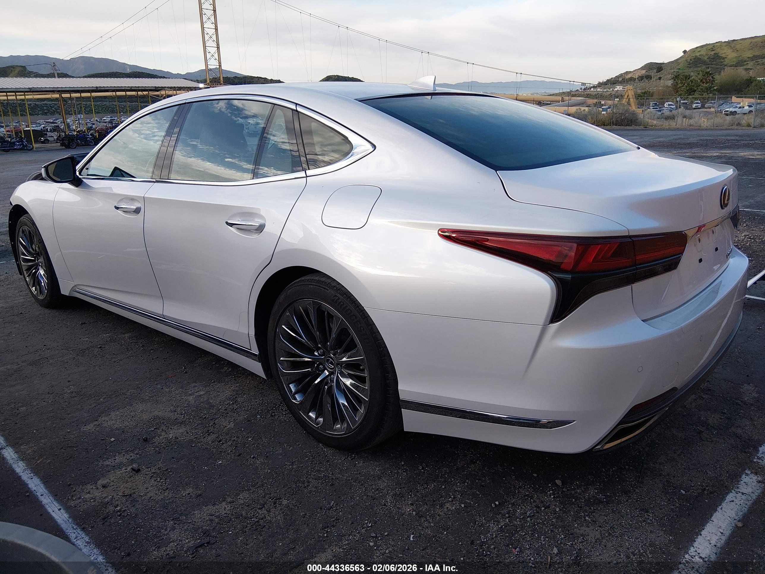 LEXUS LS image 3