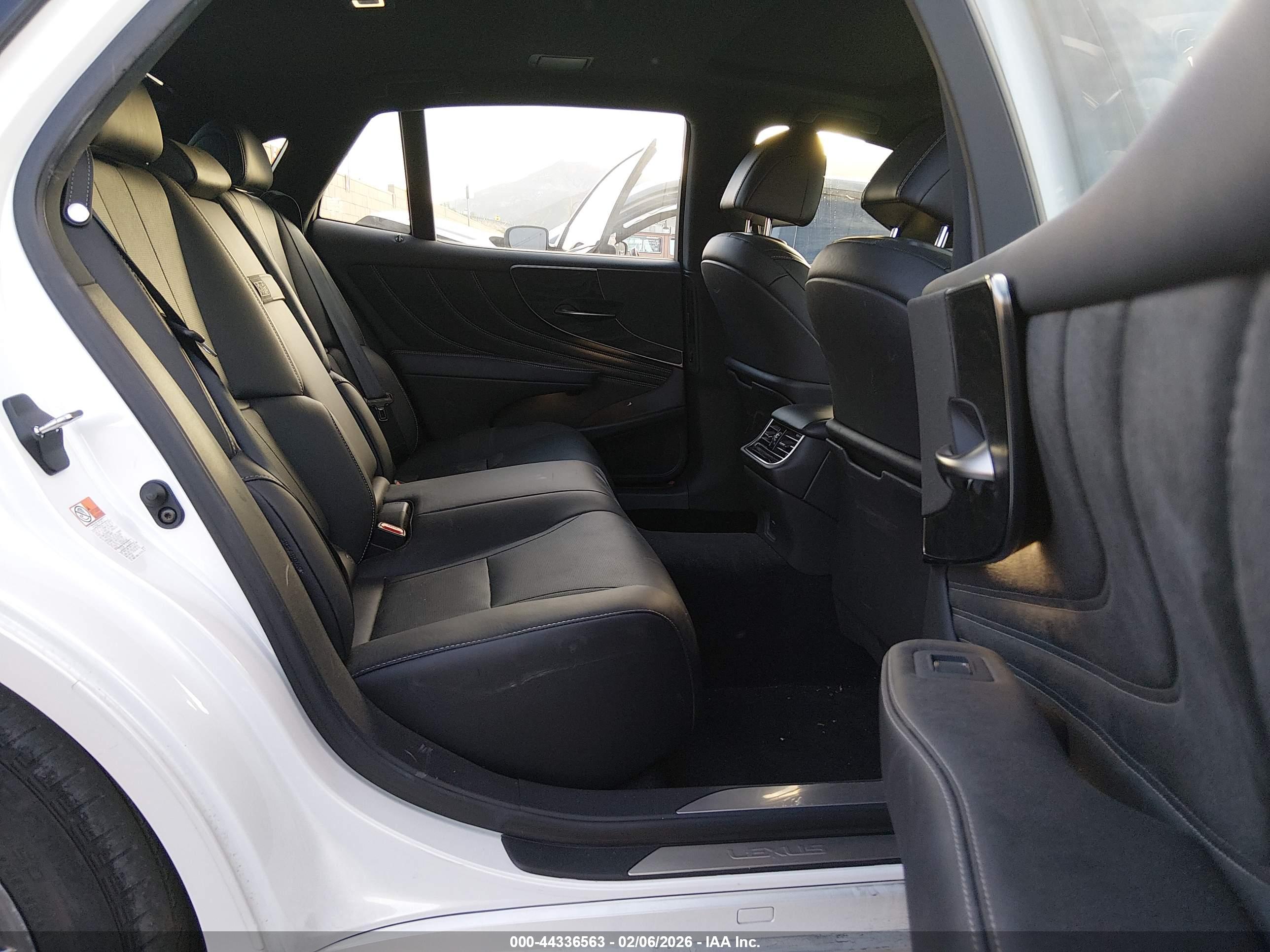 LEXUS LS image 8