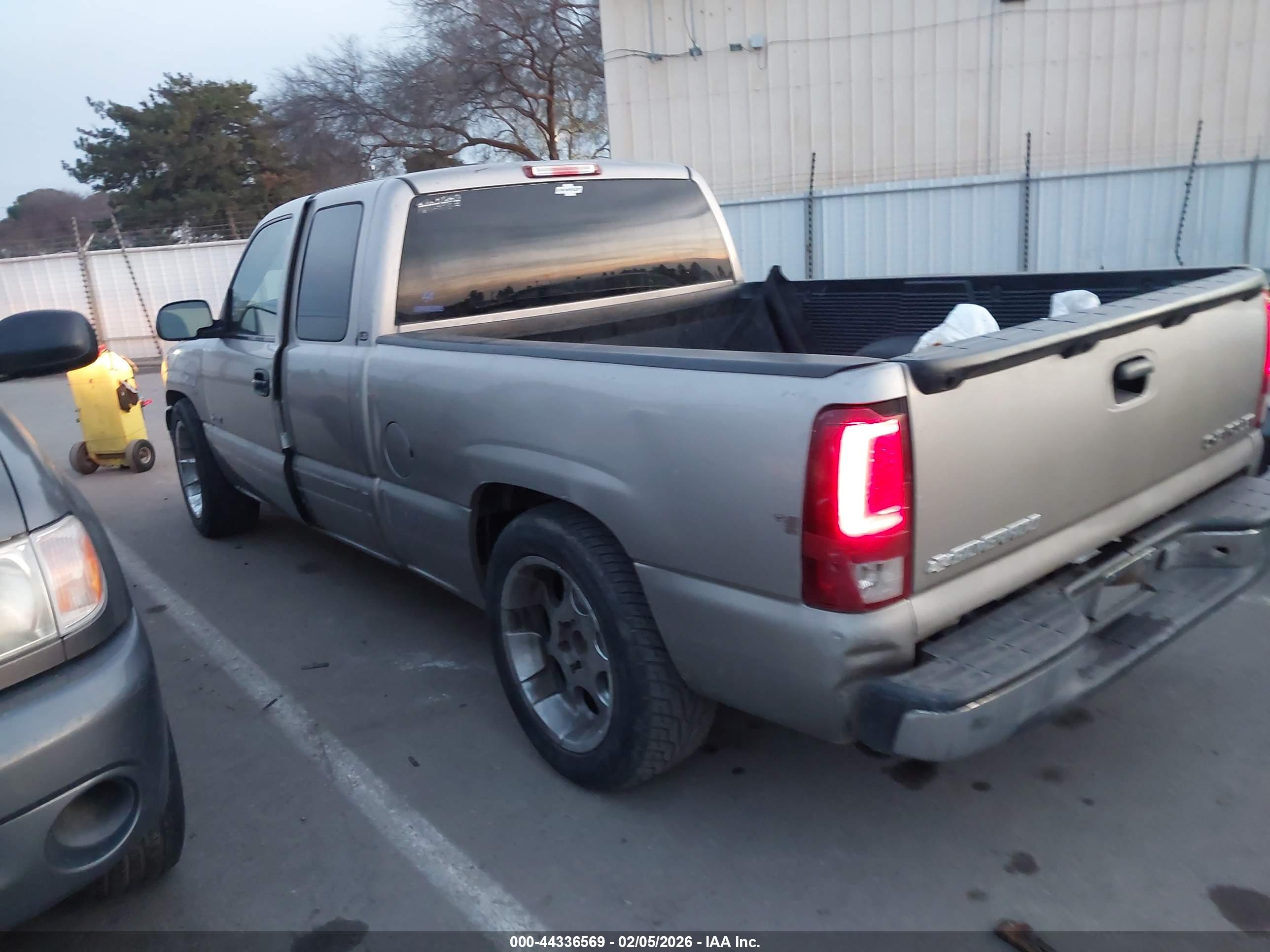 CHEVROLET SILVERADO image 6