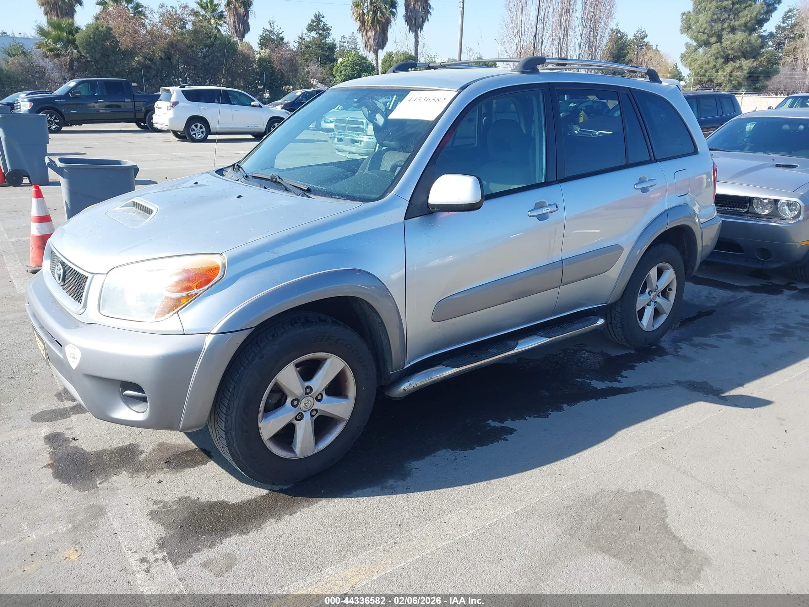 TOYOTA RAV4 image 2