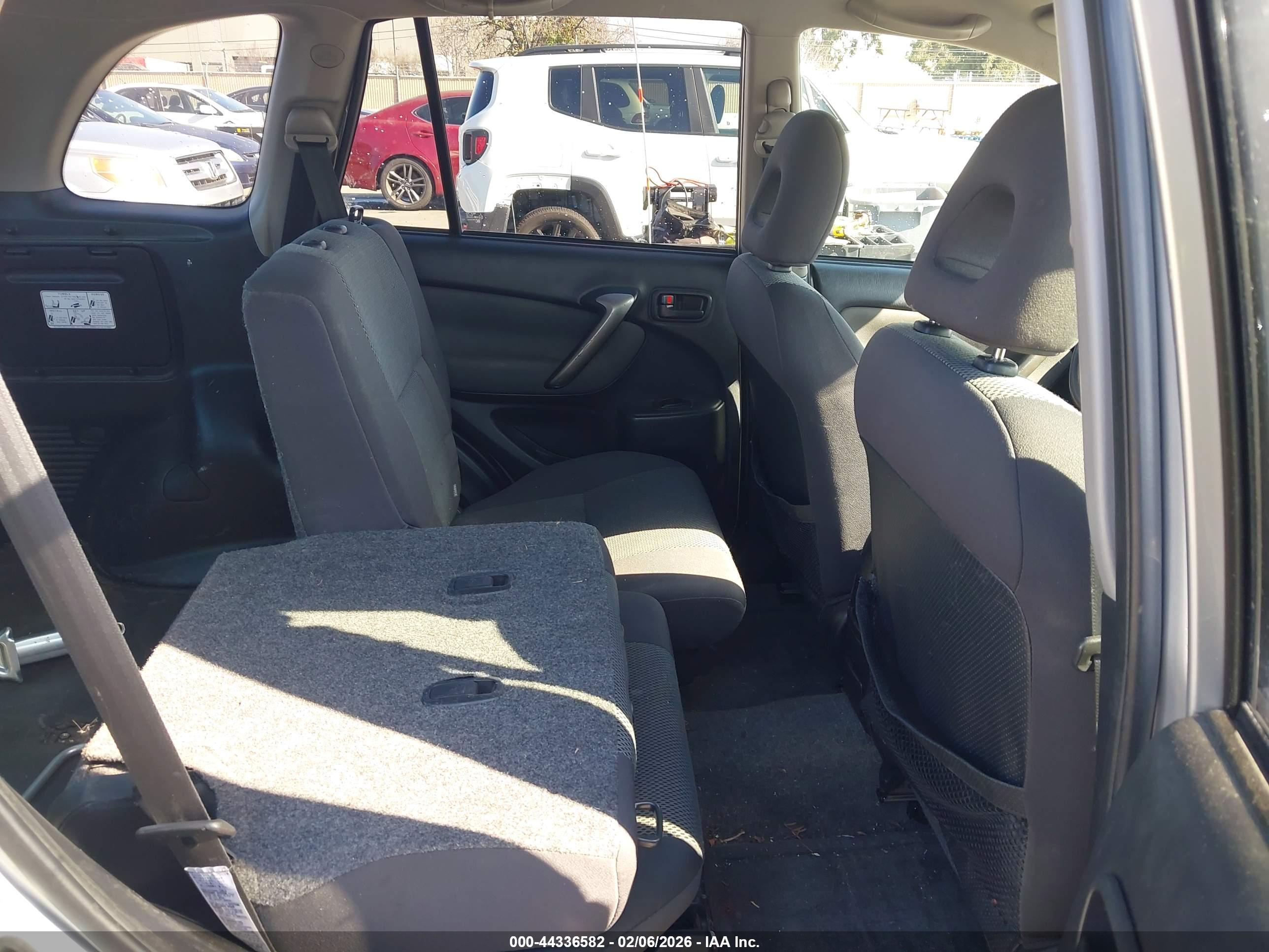 TOYOTA RAV4 image 8