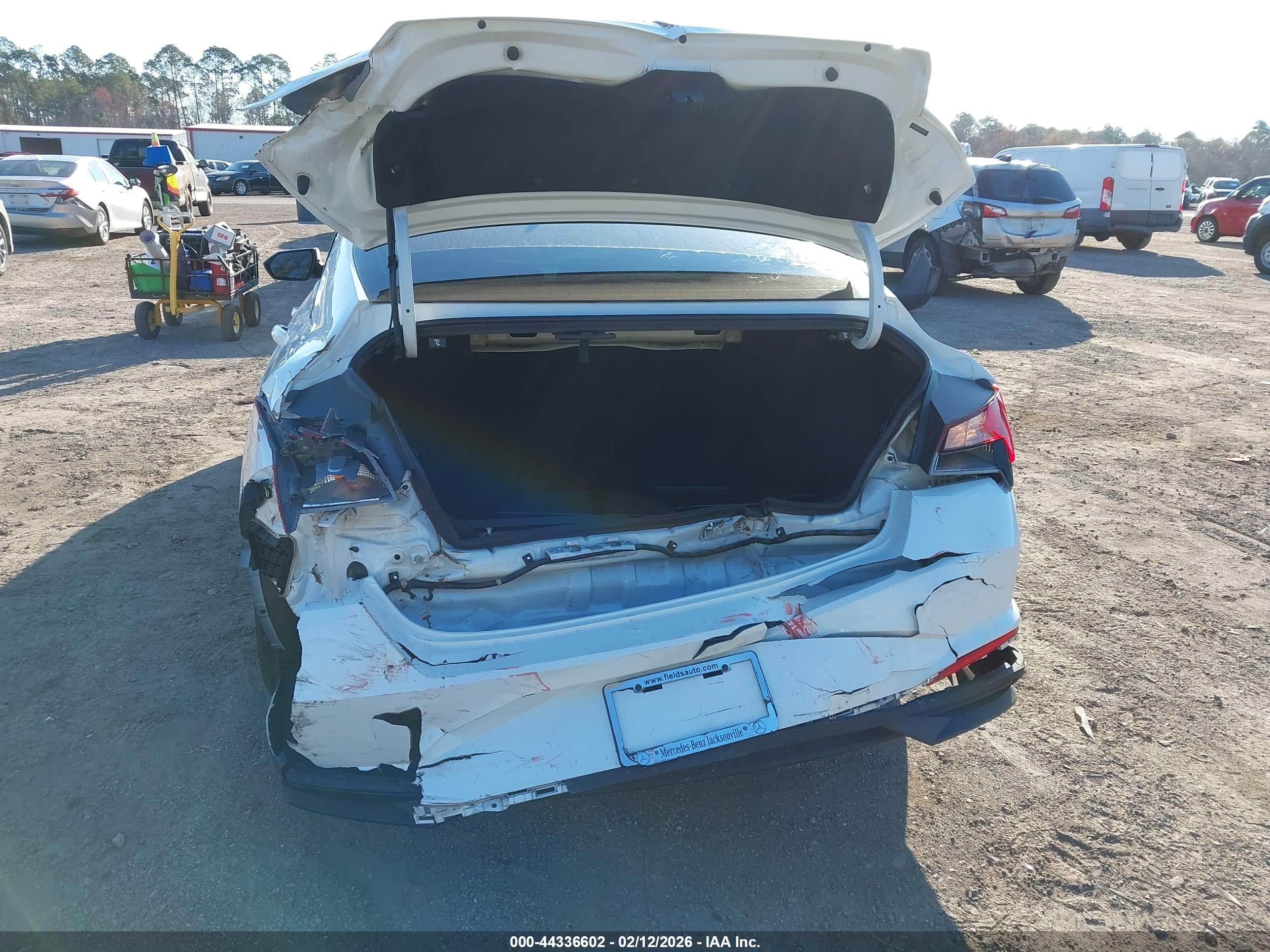 HYUNDAI ELANTRA image 6