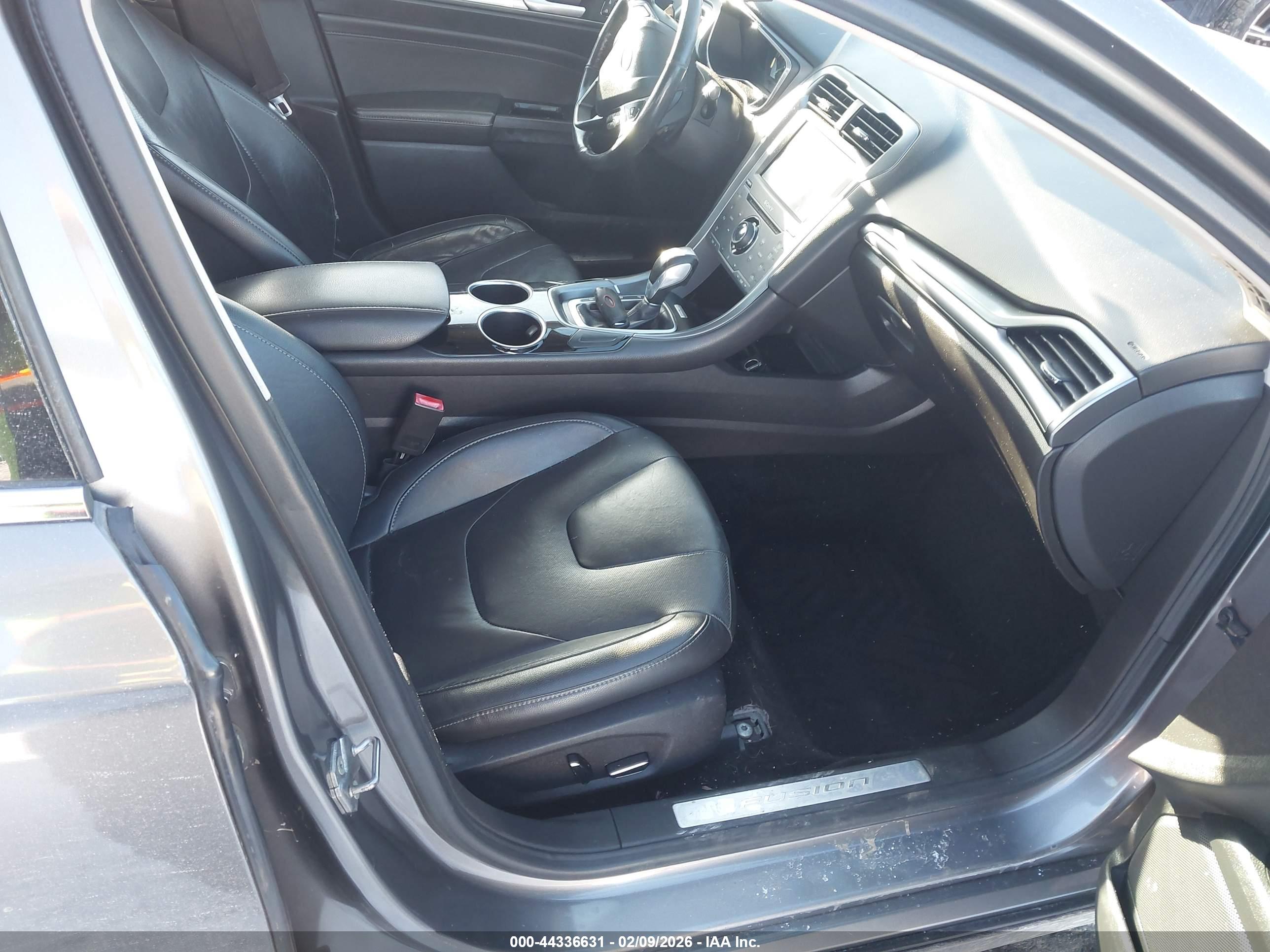 FORD FUSION image 5