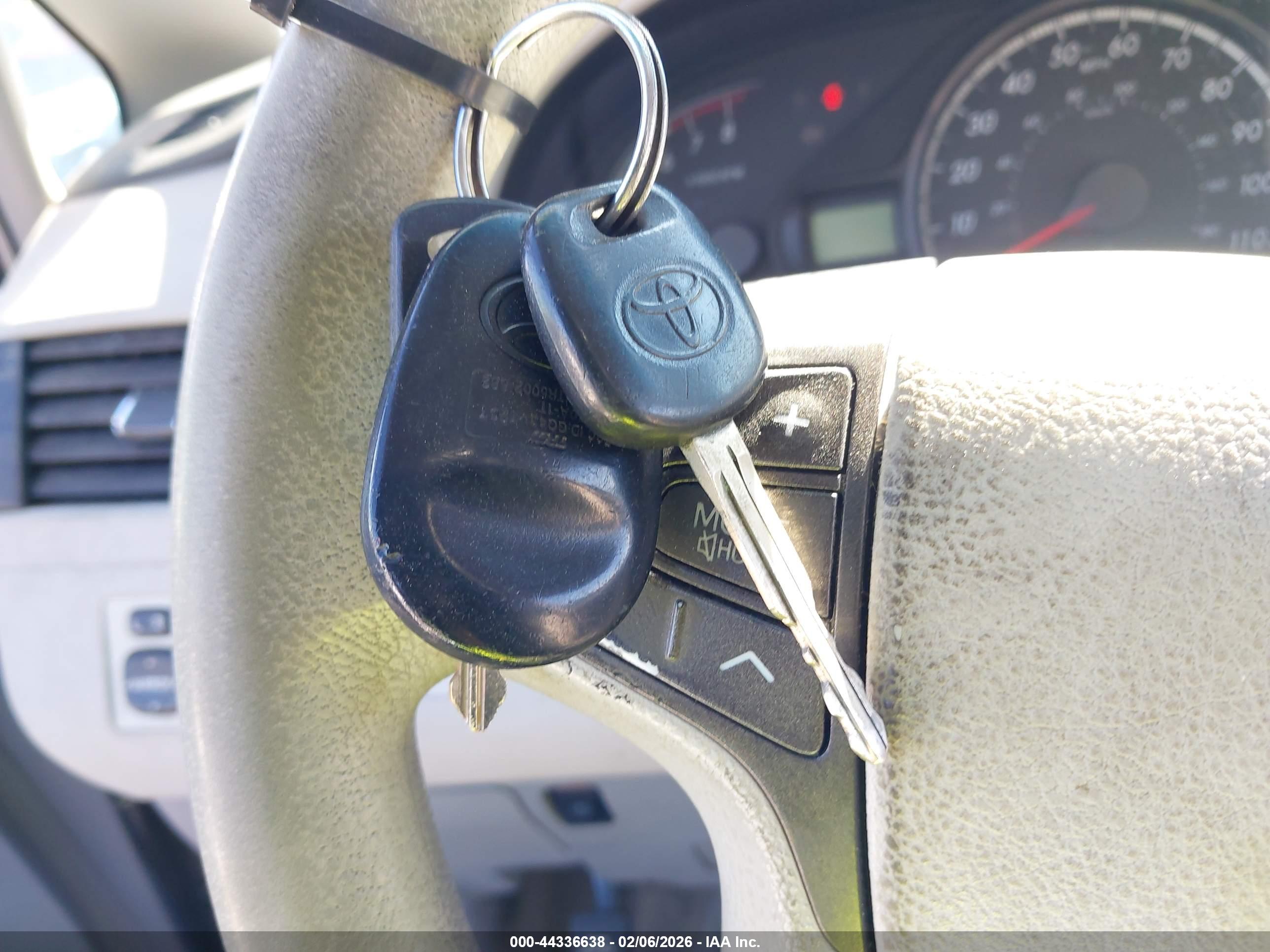 TOYOTA SIENNA image 11