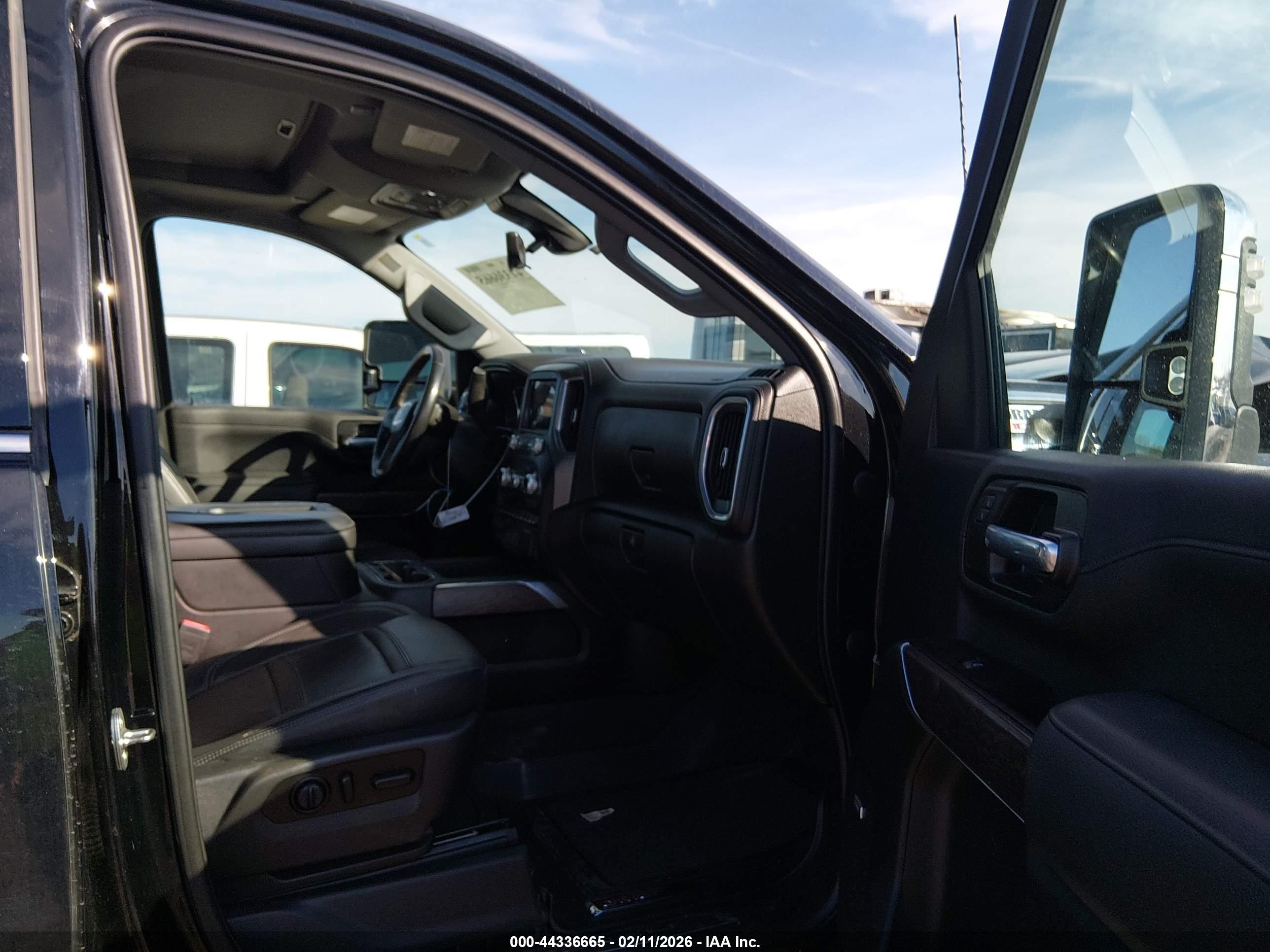 GMC SIERRA image 5