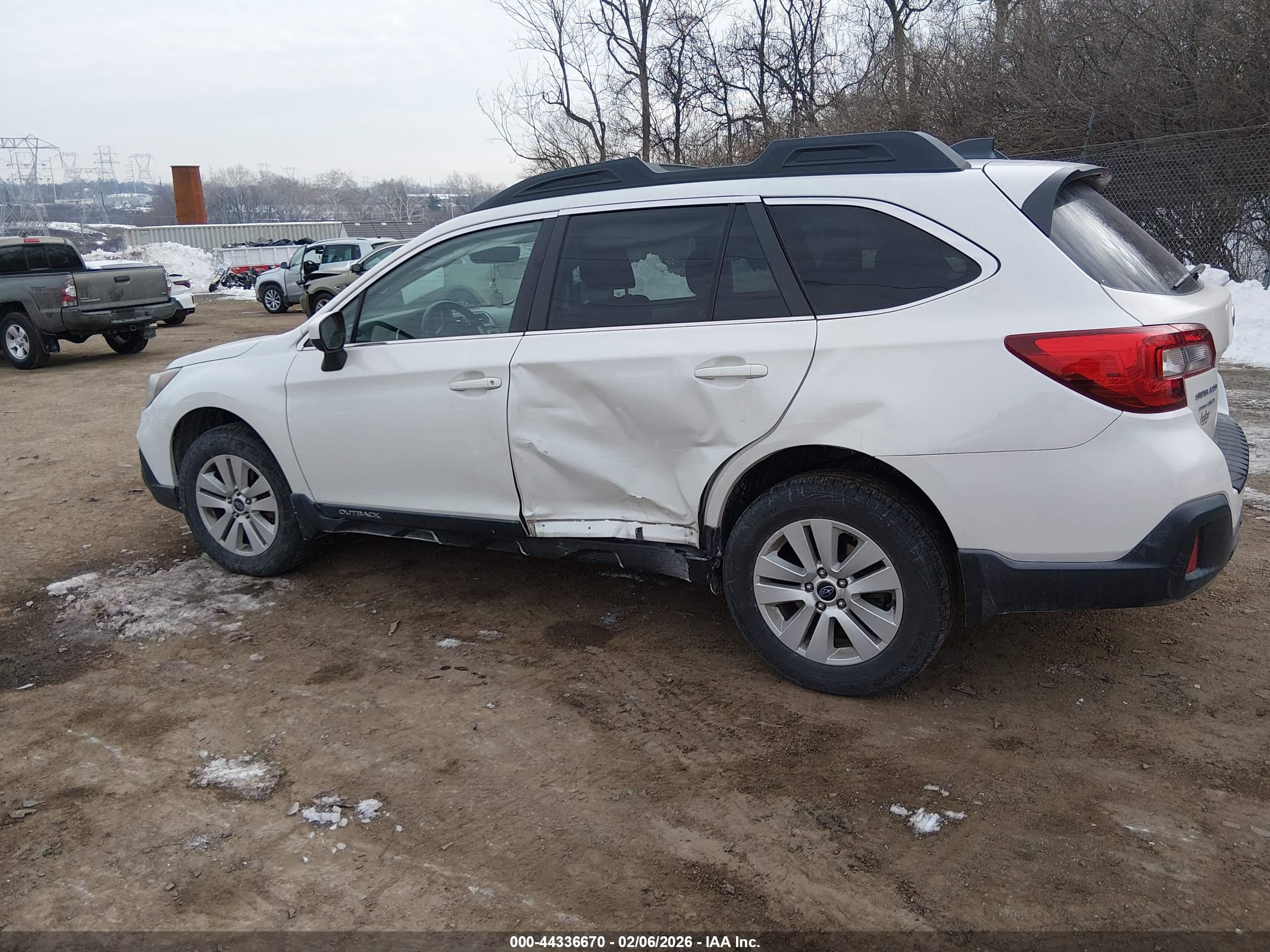 SUBARU OUTBACK image 3