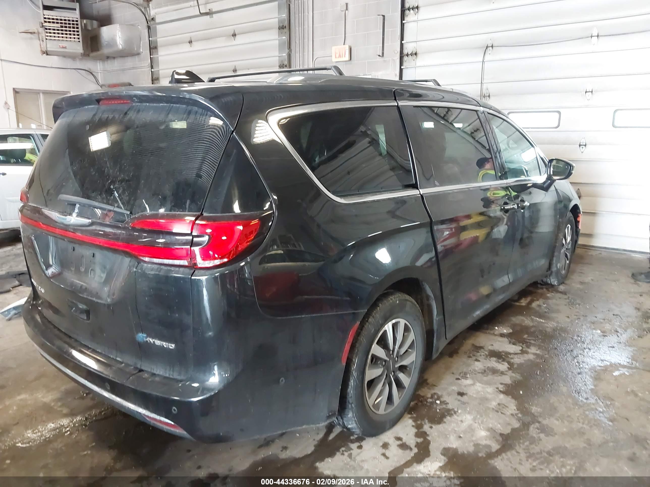 CHRYSLER PACIFICA image 4