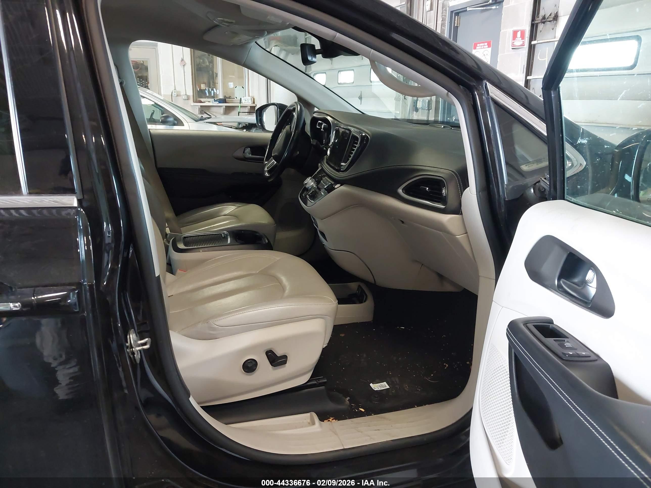 CHRYSLER PACIFICA image 5