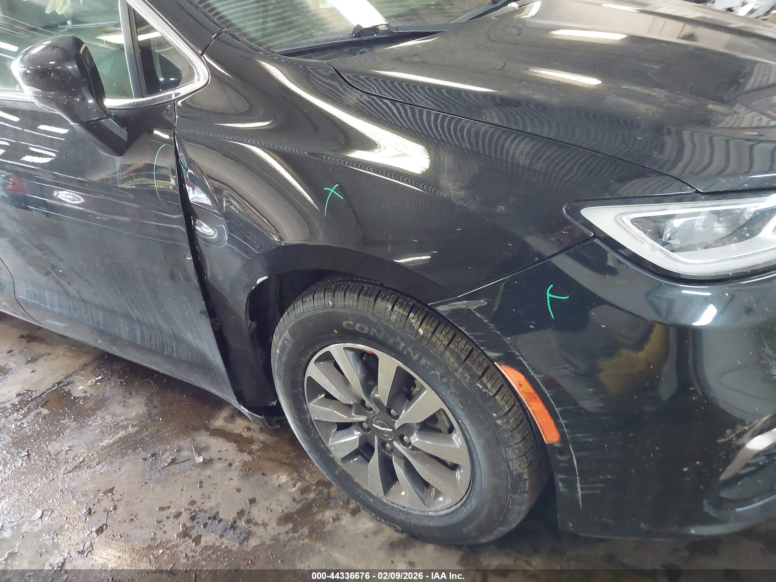 CHRYSLER PACIFICA image 6