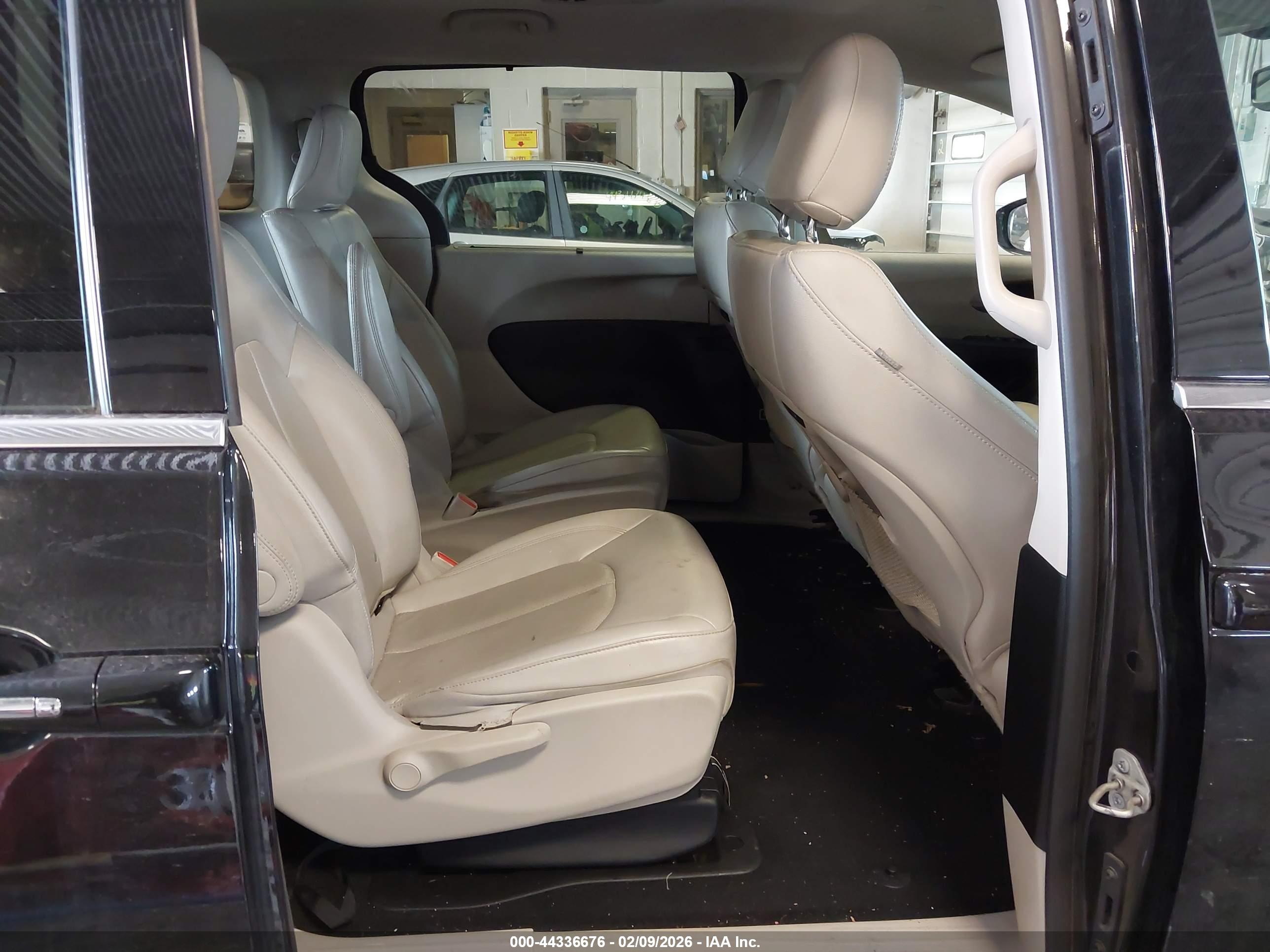 CHRYSLER PACIFICA image 8