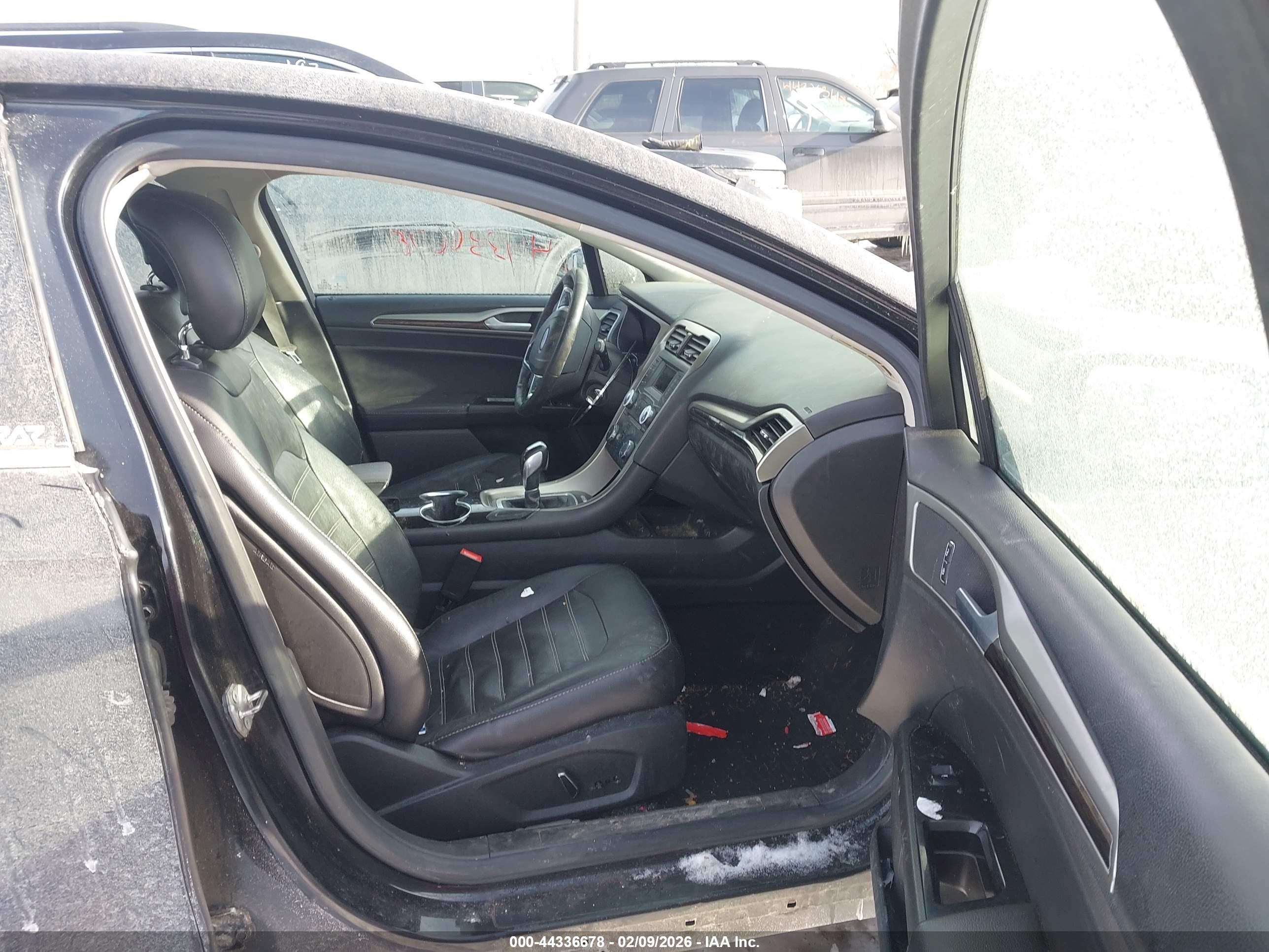 FORD FUSION image 5