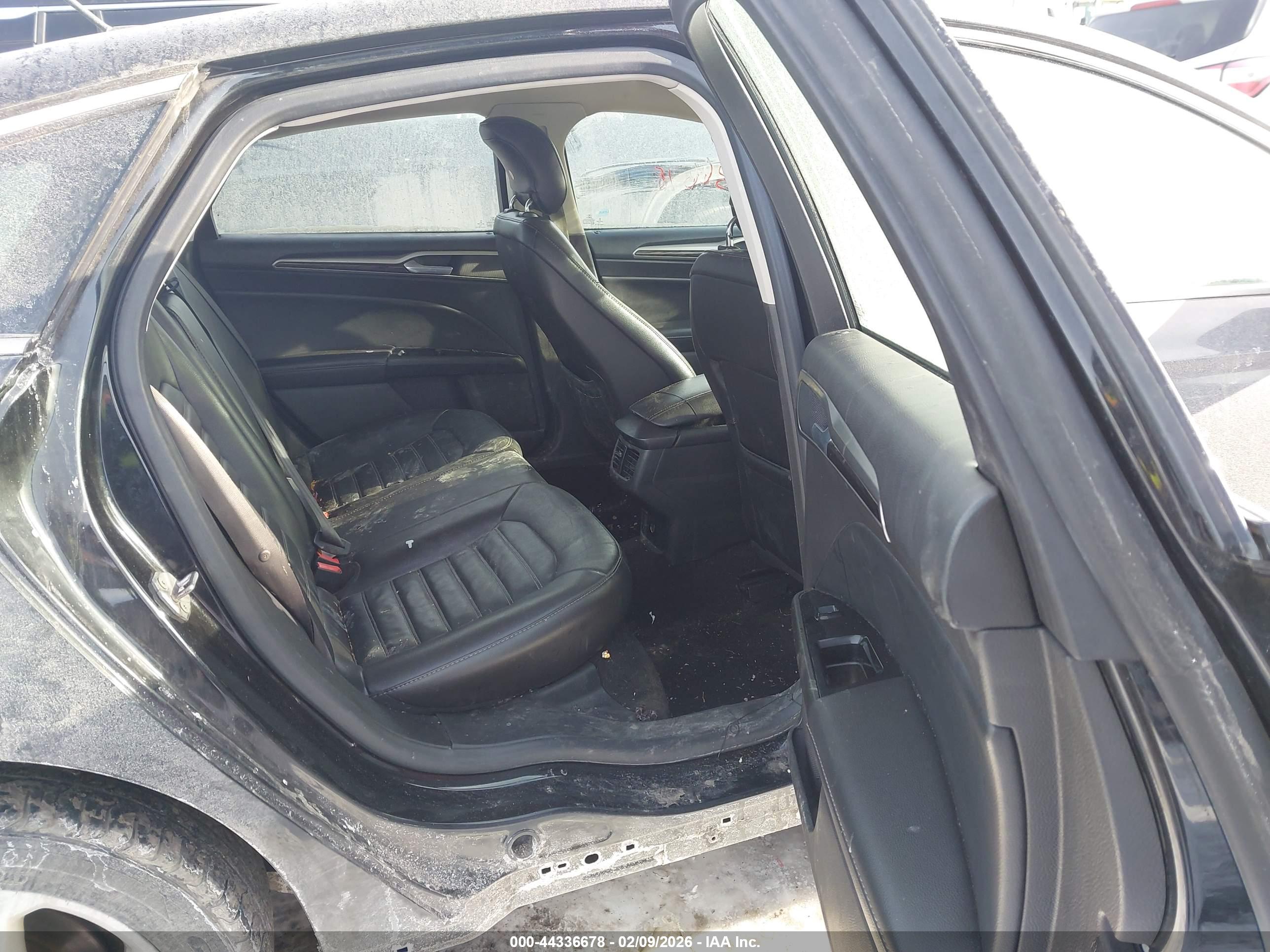 FORD FUSION image 8