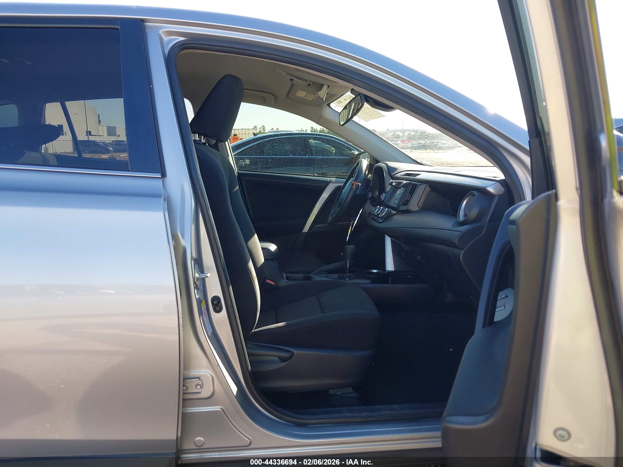 TOYOTA RAV4 image 5
