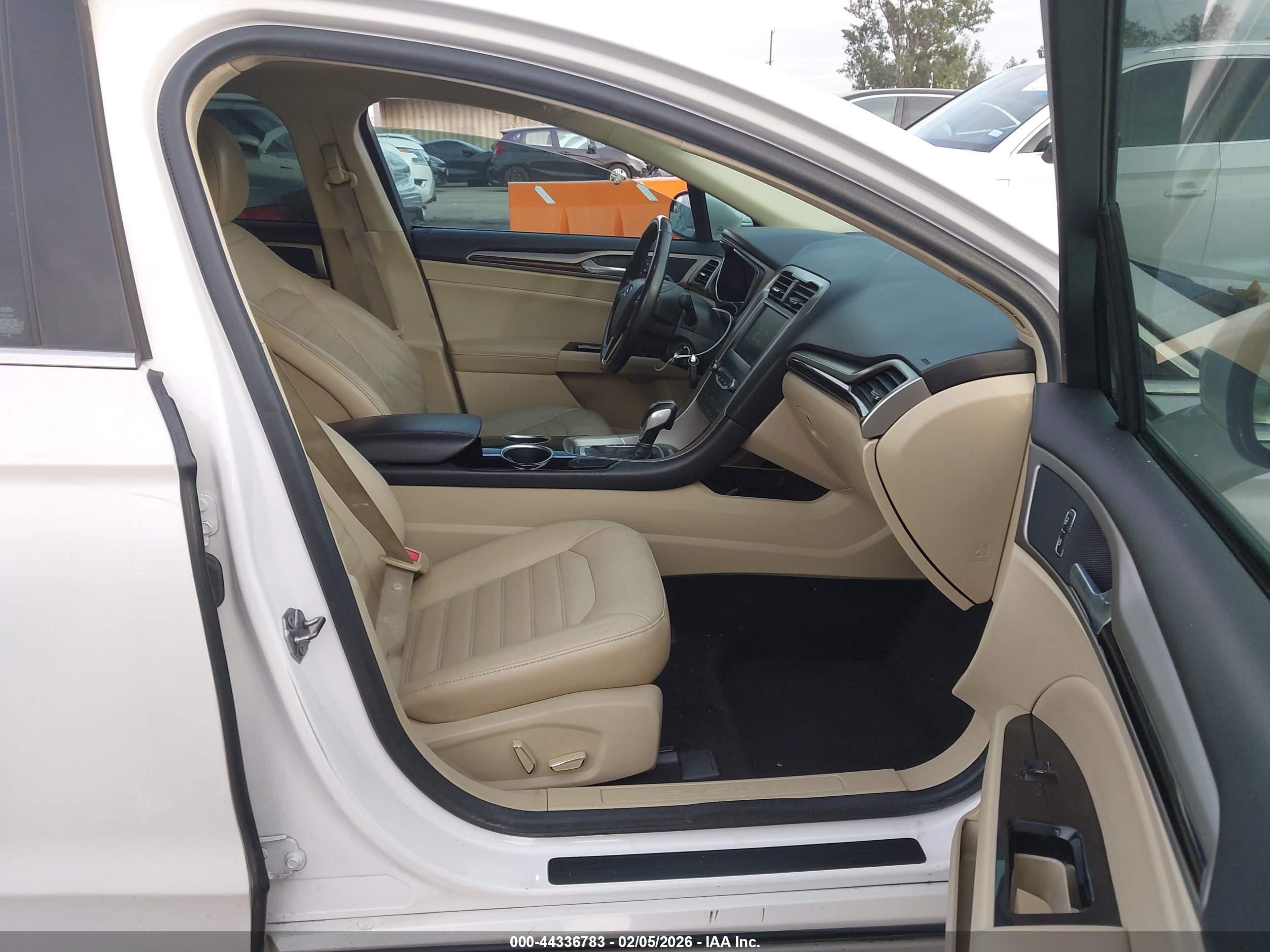 FORD FUSION image 5