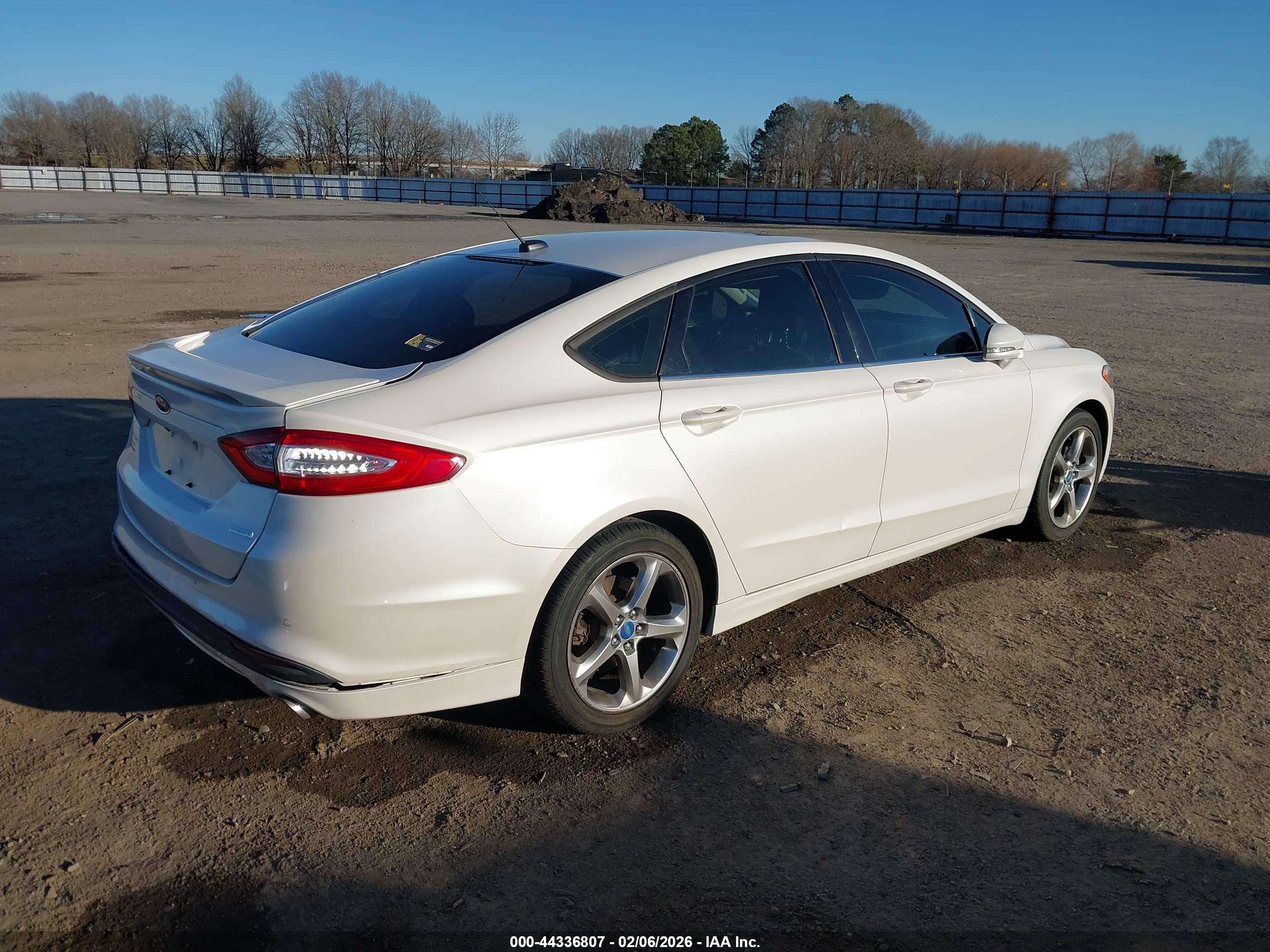 FORD FUSION image 4
