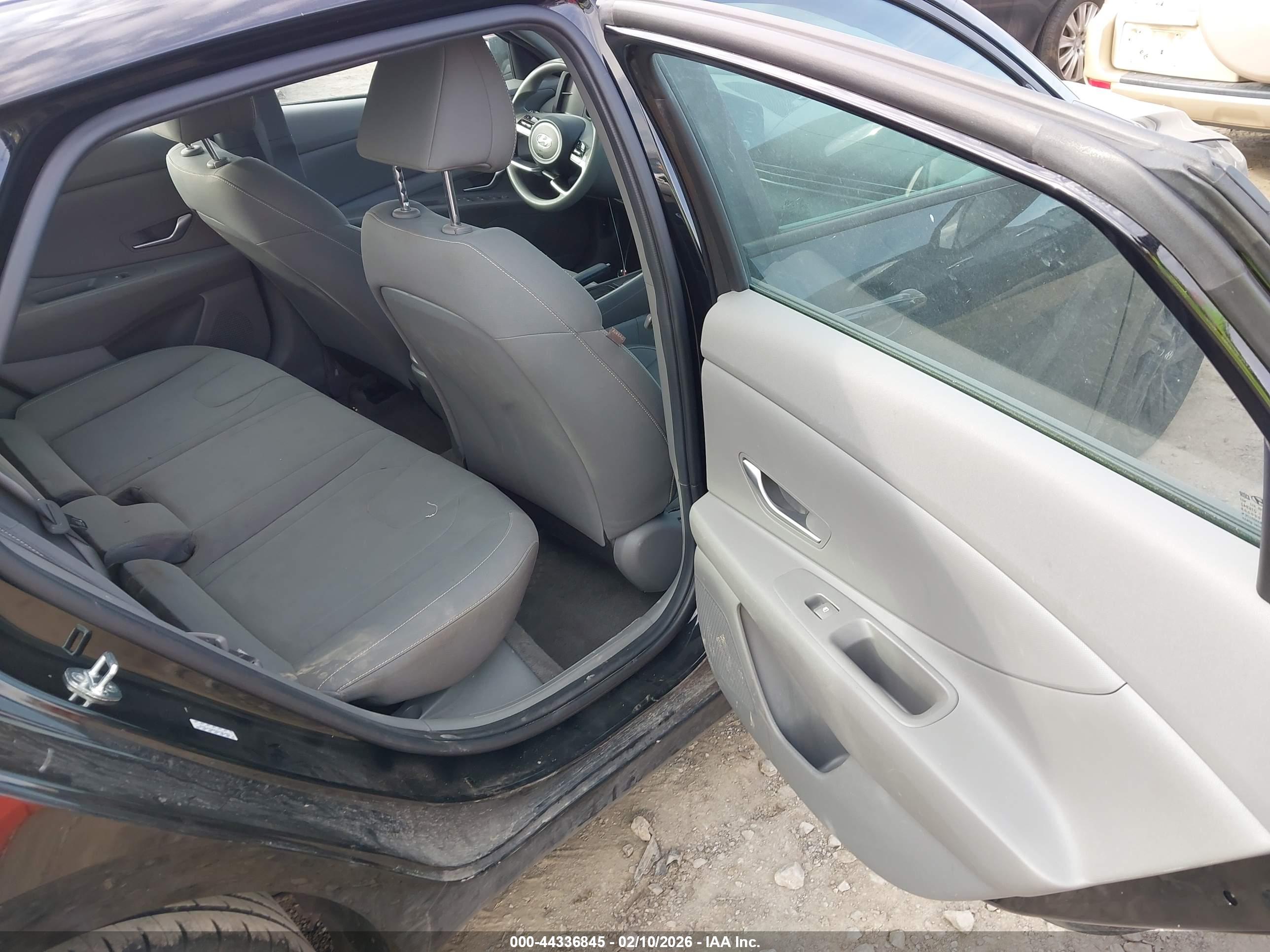 HYUNDAI ELANTRA image 8