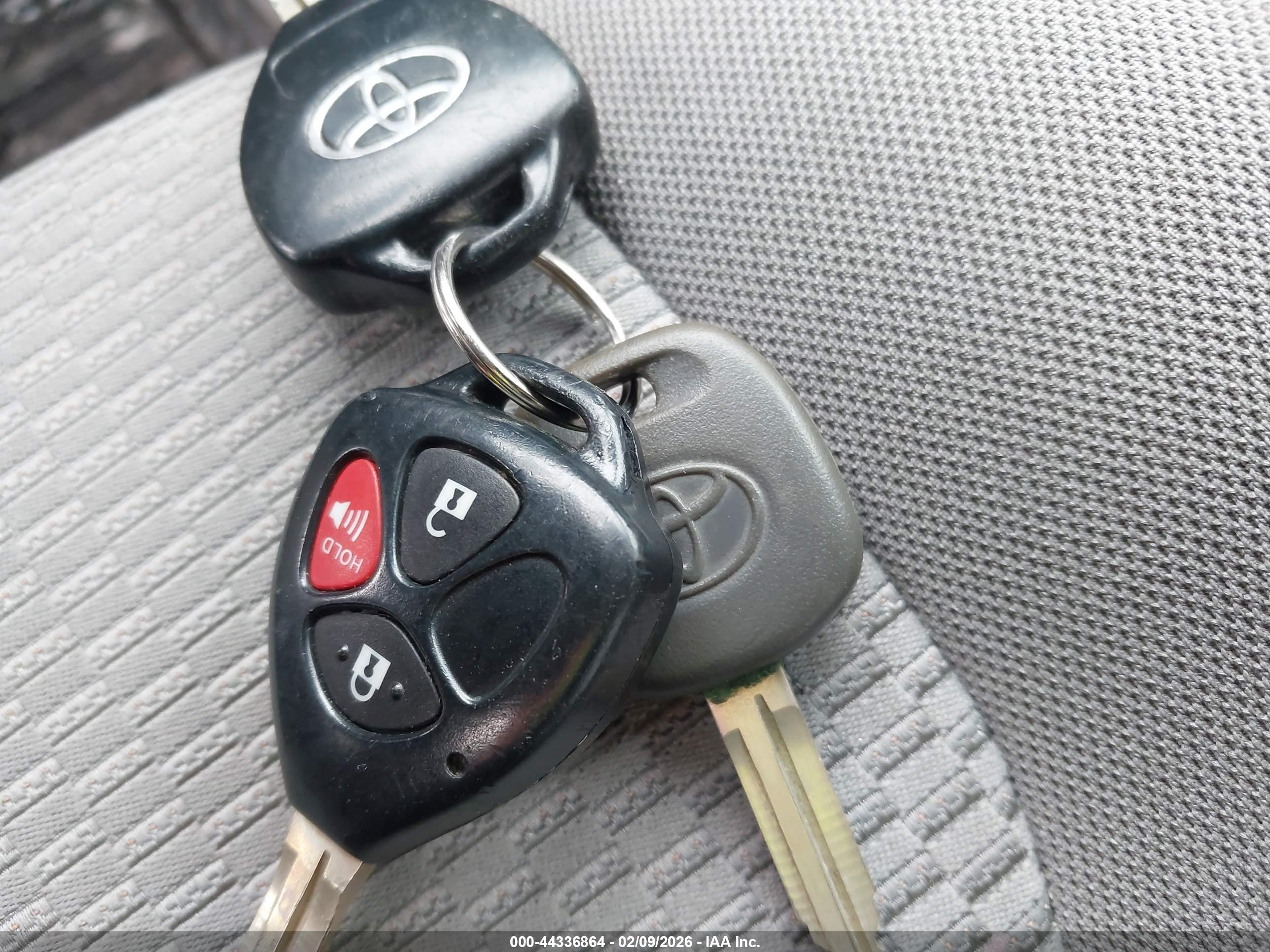 TOYOTA RAV4 image 11