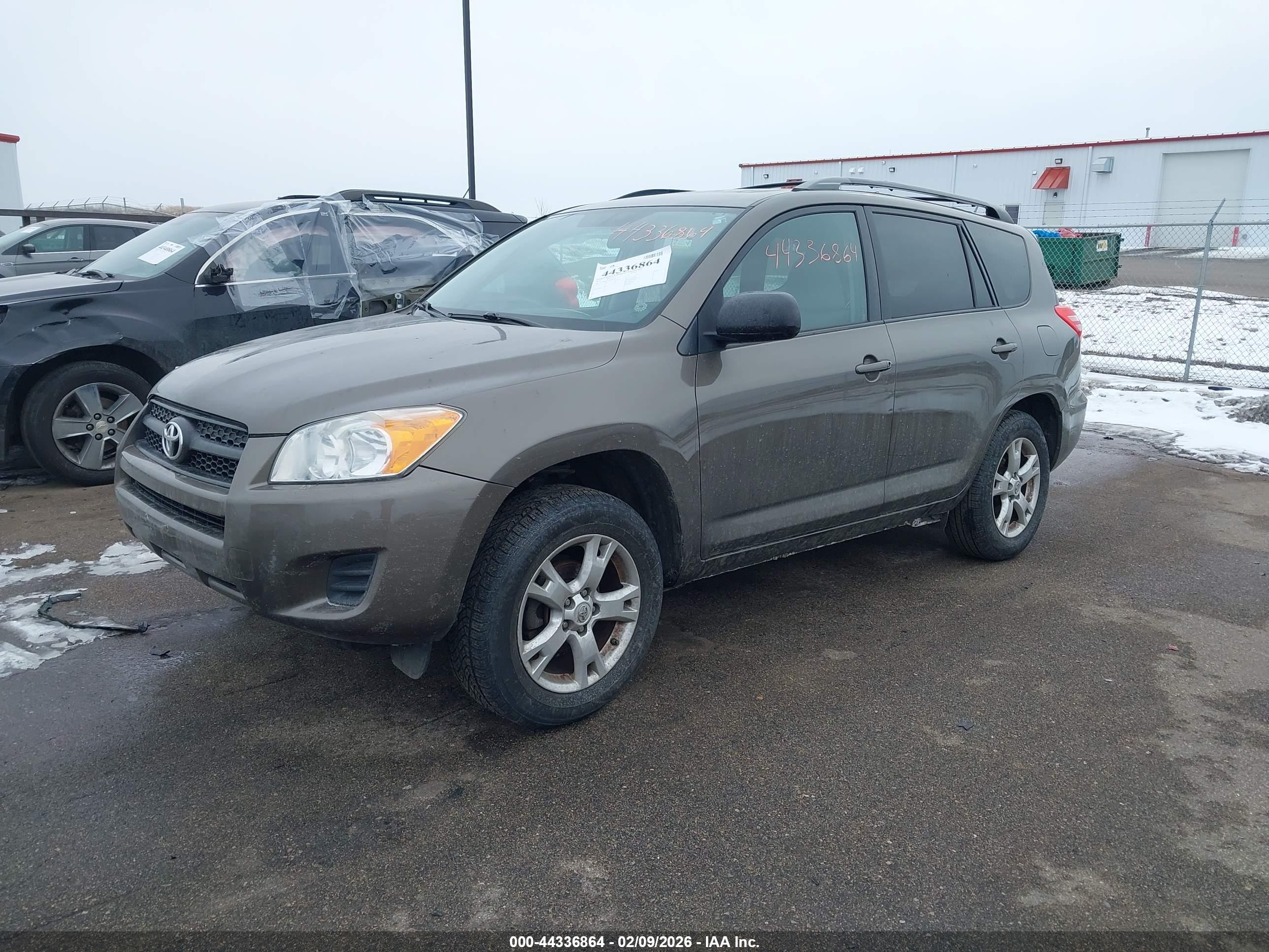 TOYOTA RAV4 image 2