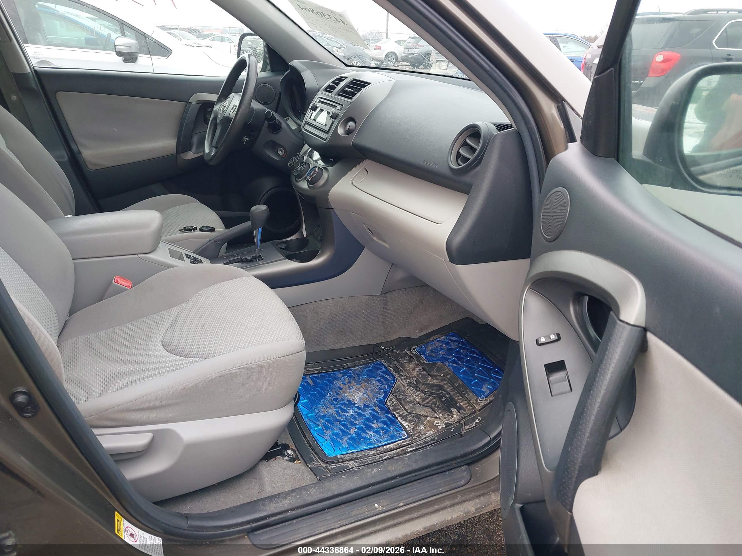 TOYOTA RAV4 image 5