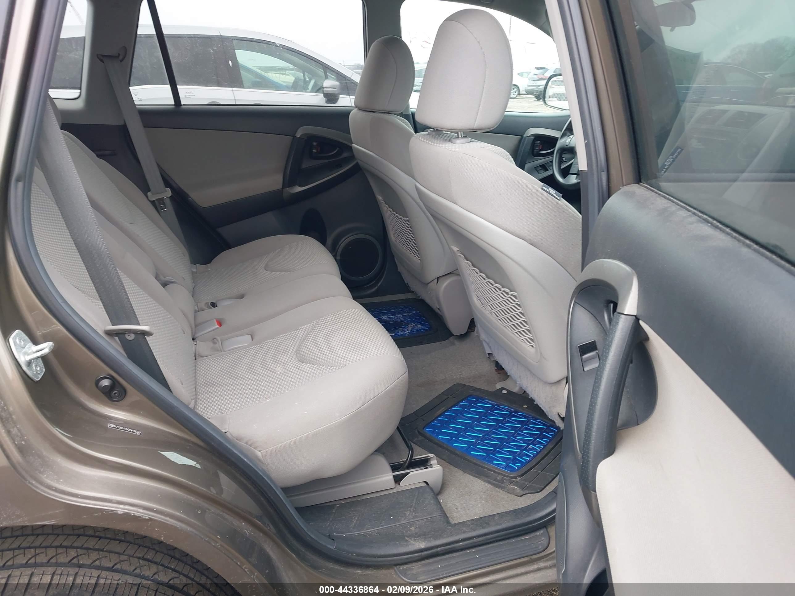 TOYOTA RAV4 image 8