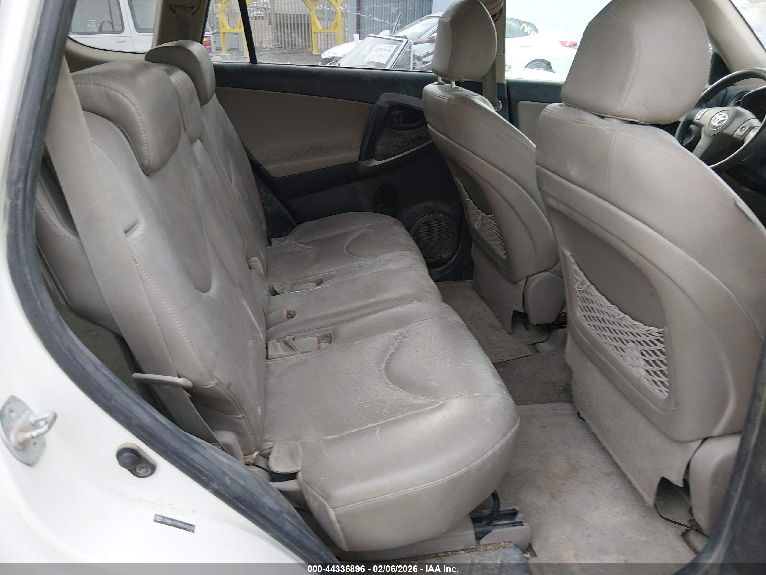 TOYOTA RAV4 image 8