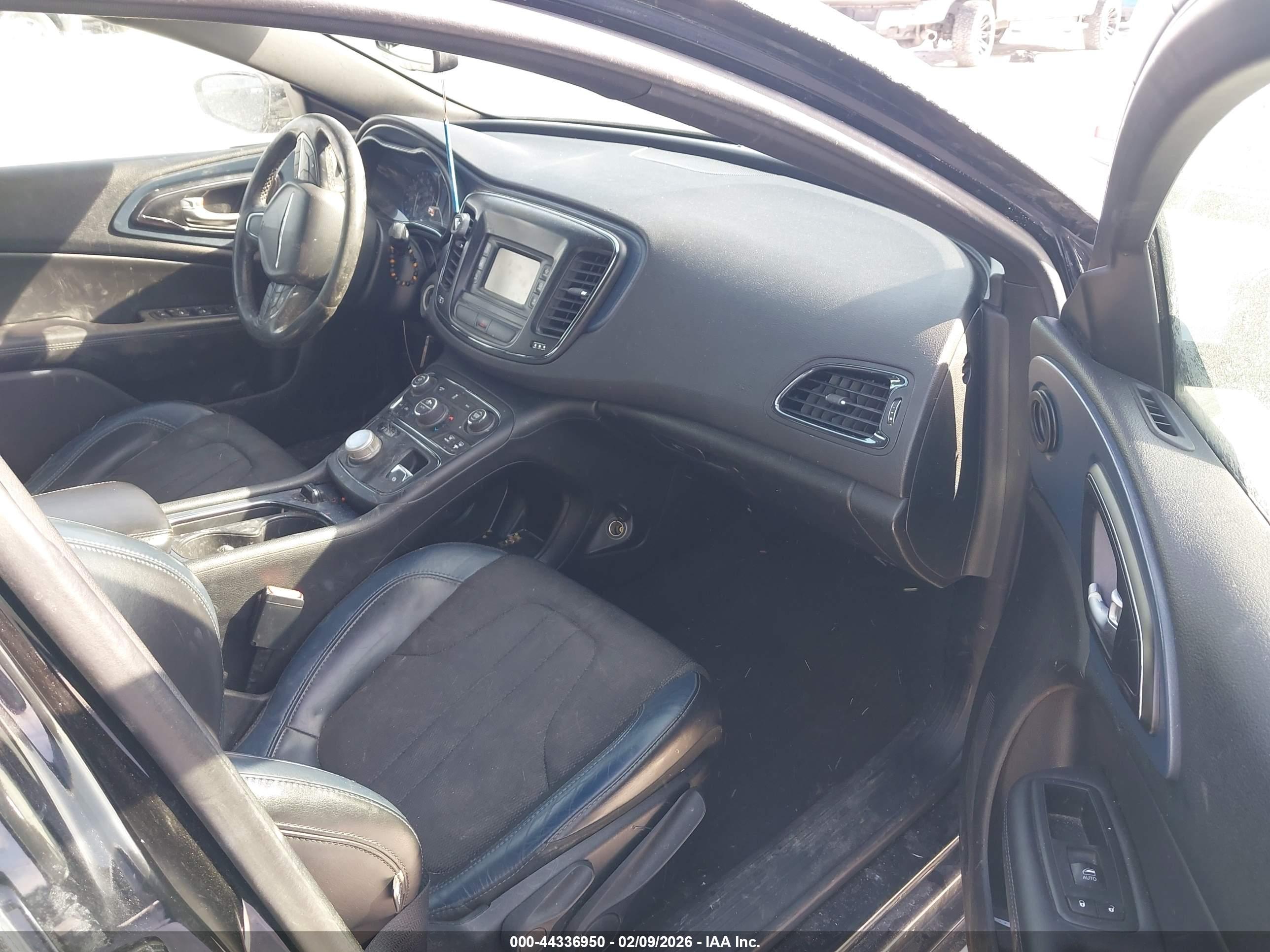 CHRYSLER 200 image 5