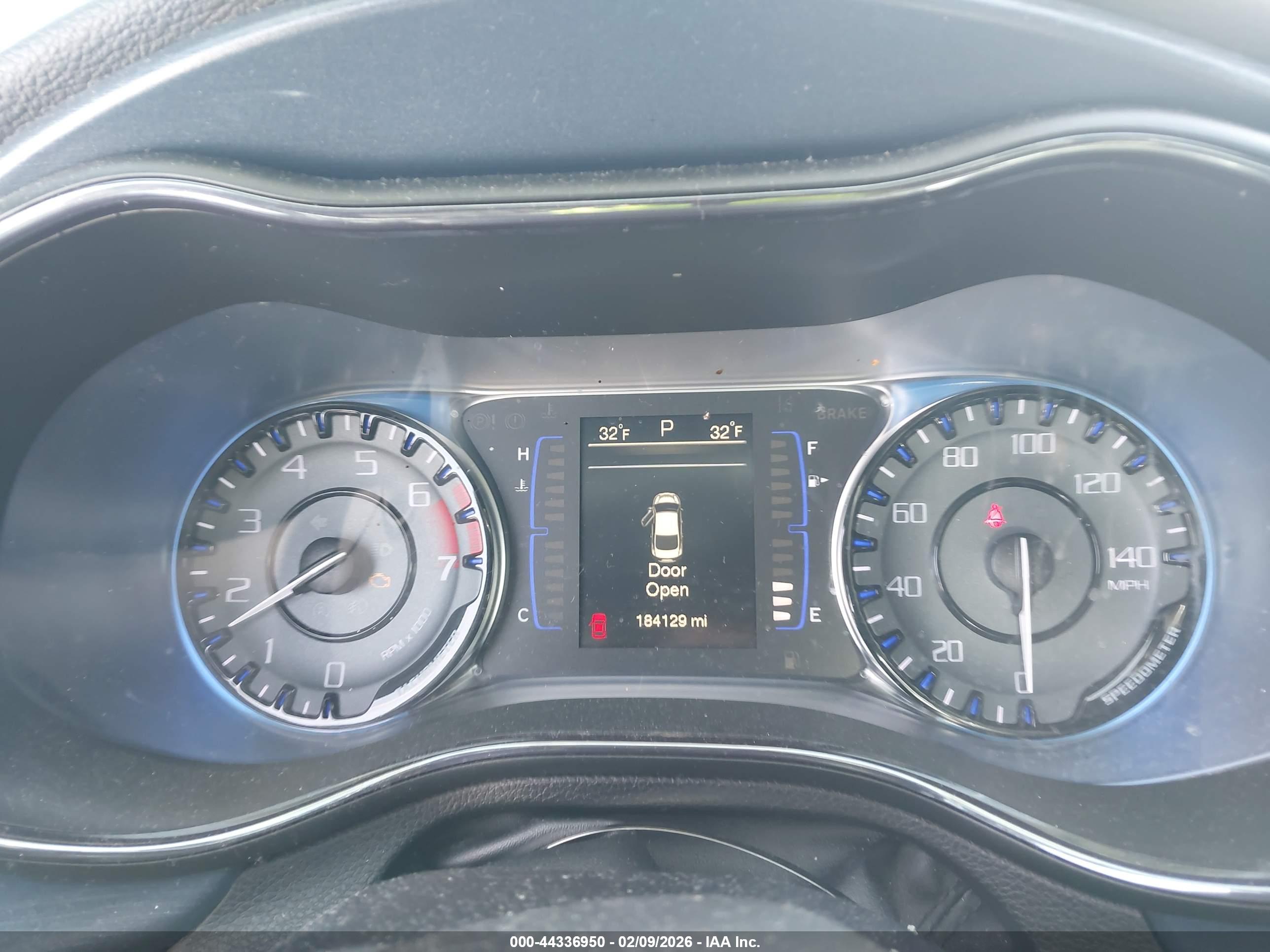 CHRYSLER 200 image 7