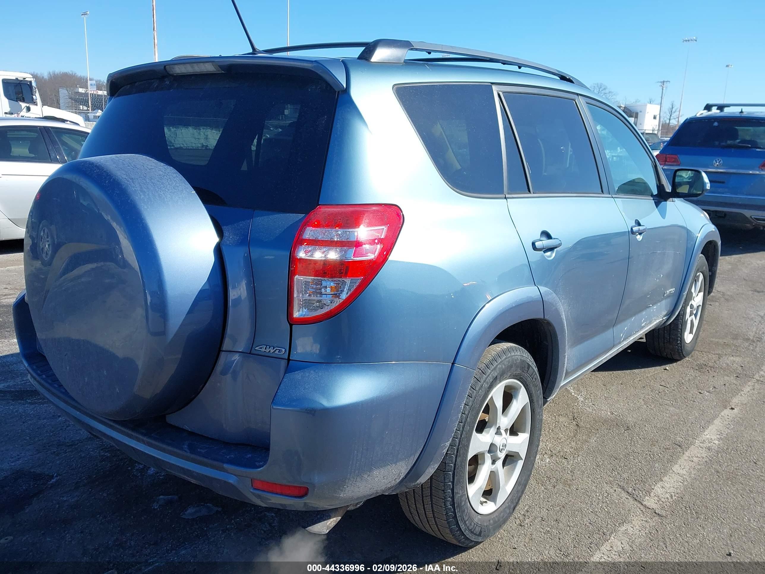 TOYOTA RAV4 image 4
