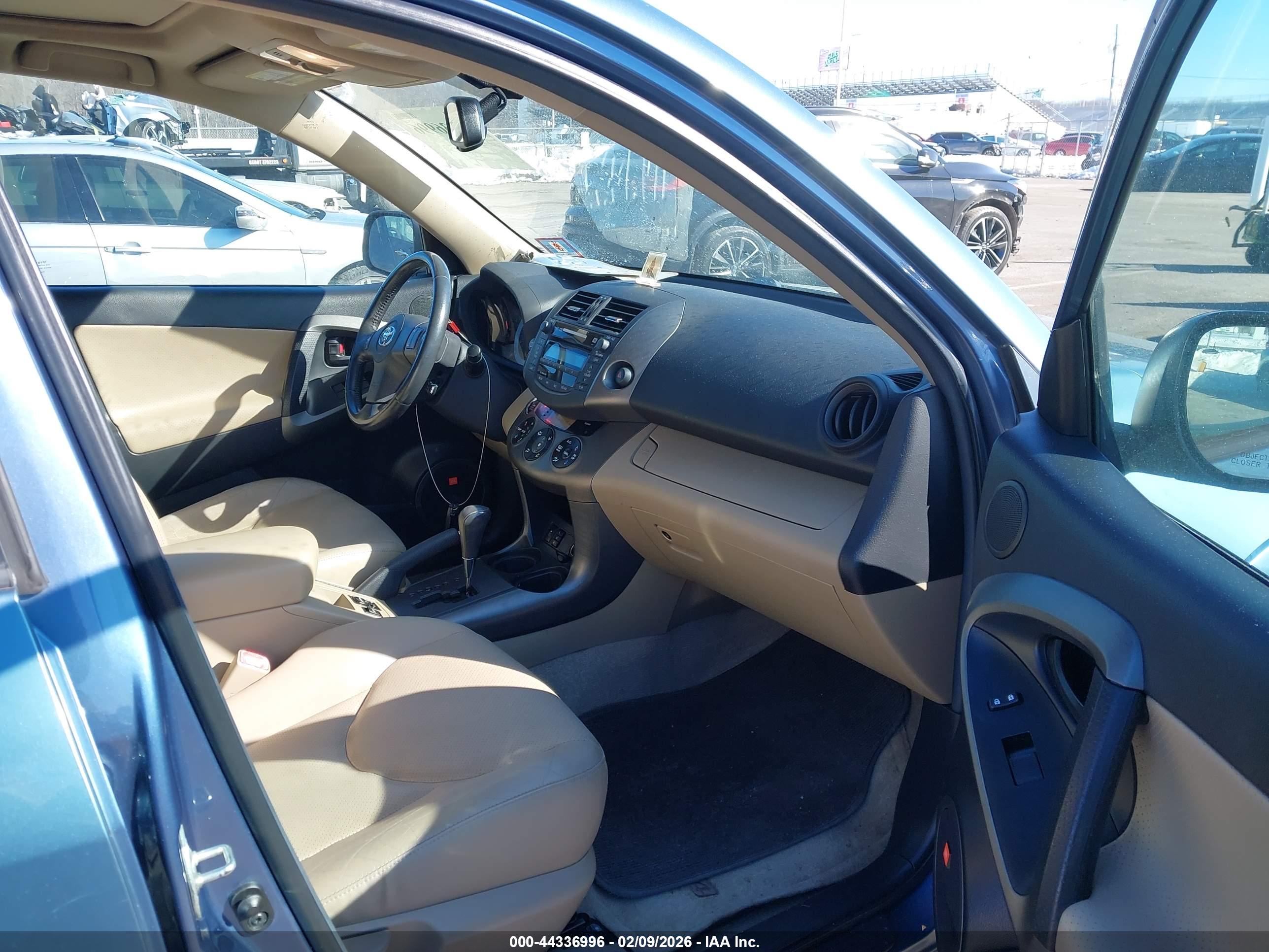TOYOTA RAV4 image 5