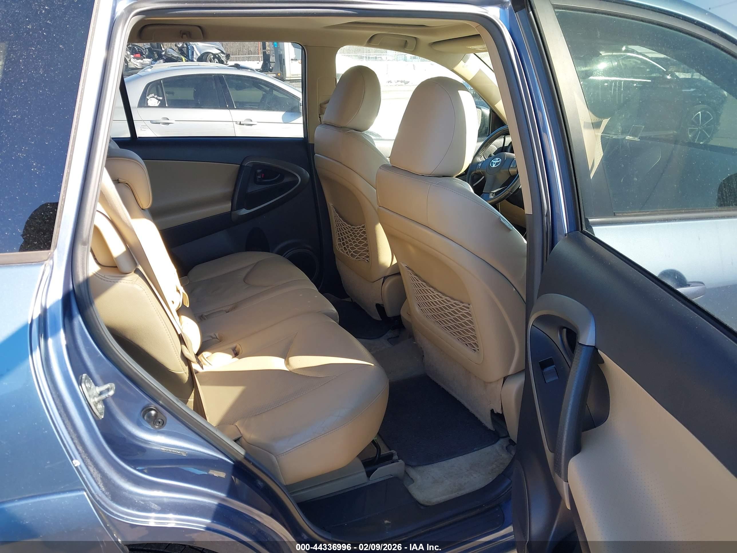 TOYOTA RAV4 image 8