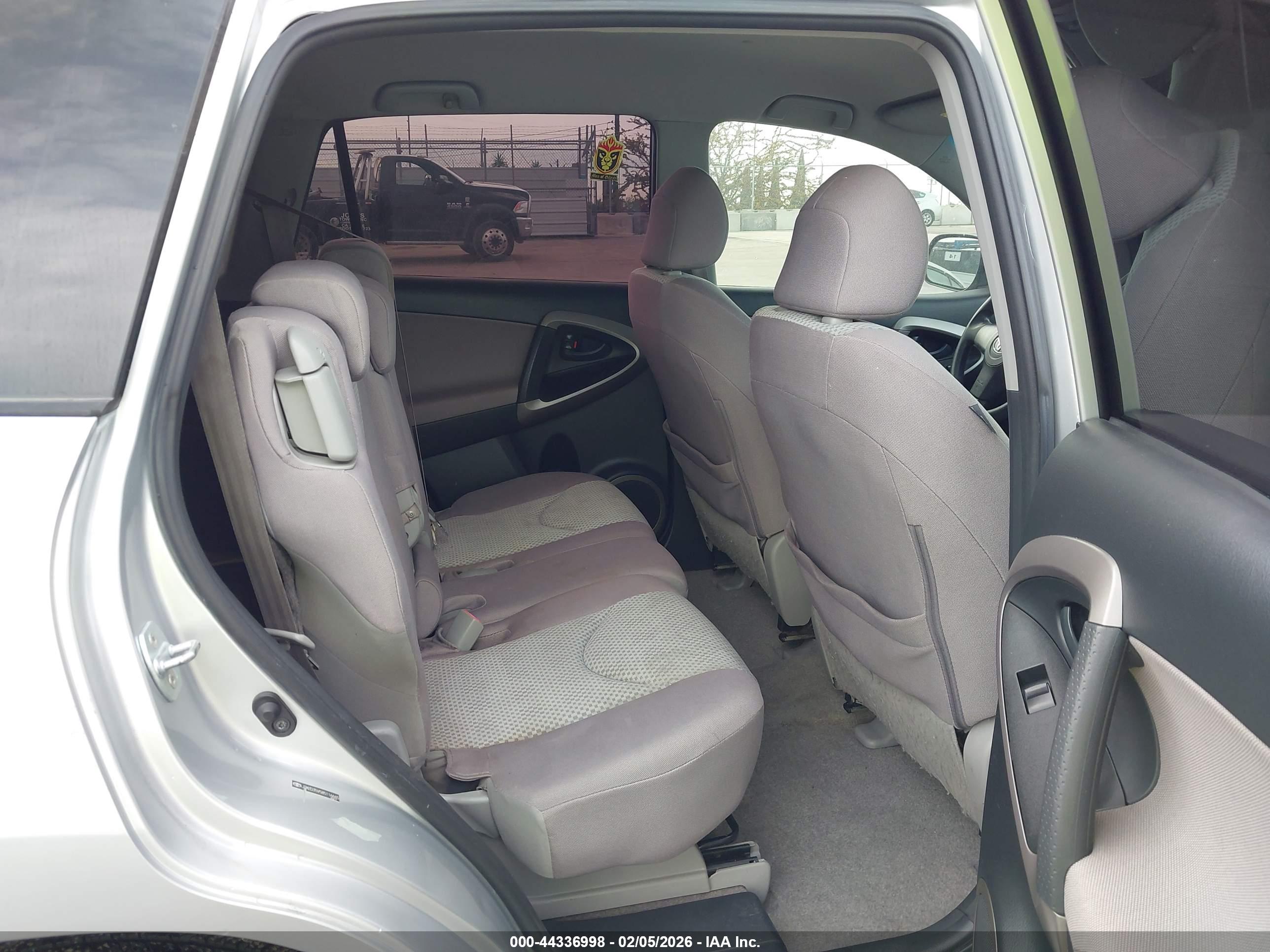 TOYOTA RAV4 image 8
