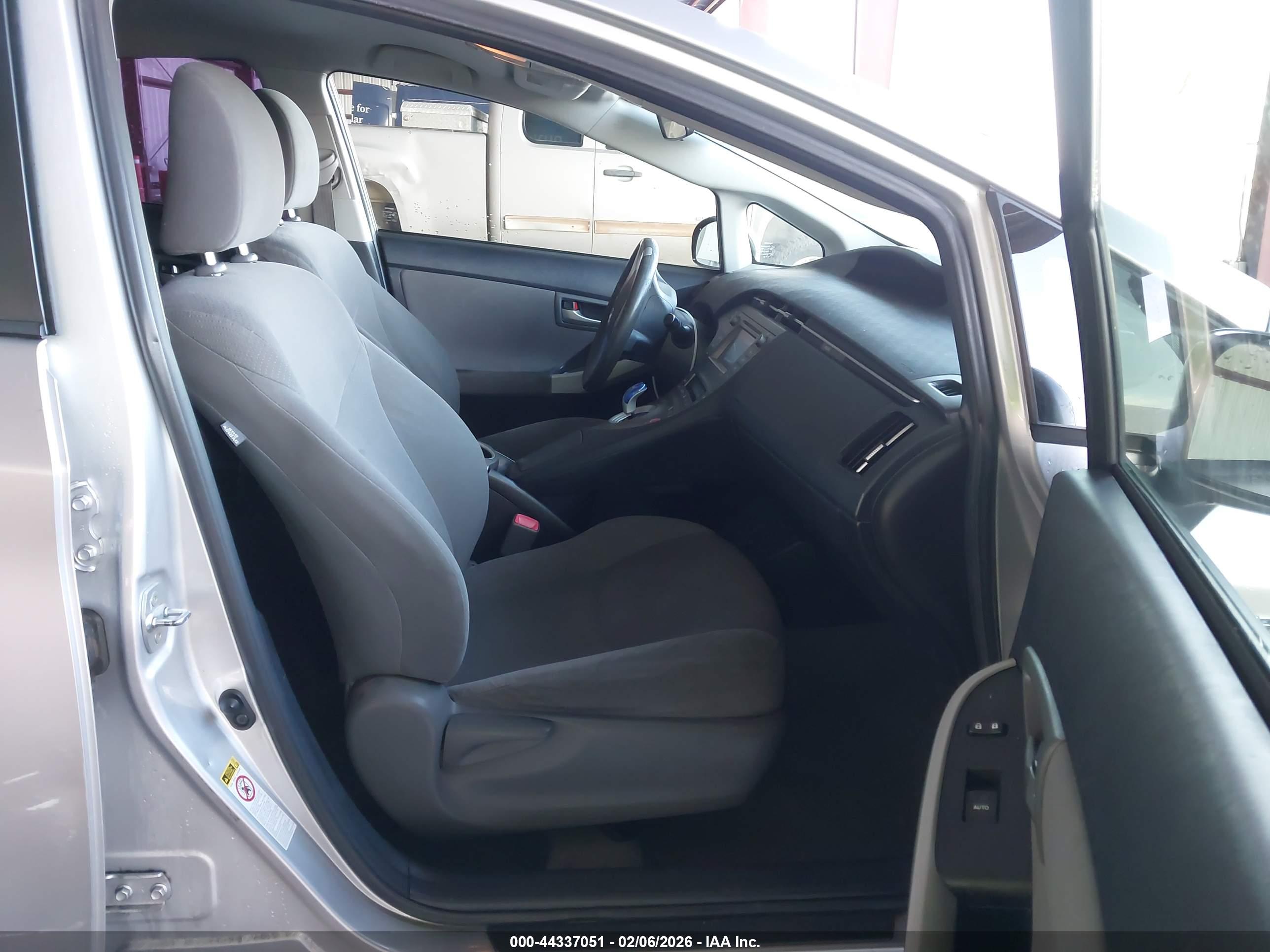 TOYOTA PRIUS image 5