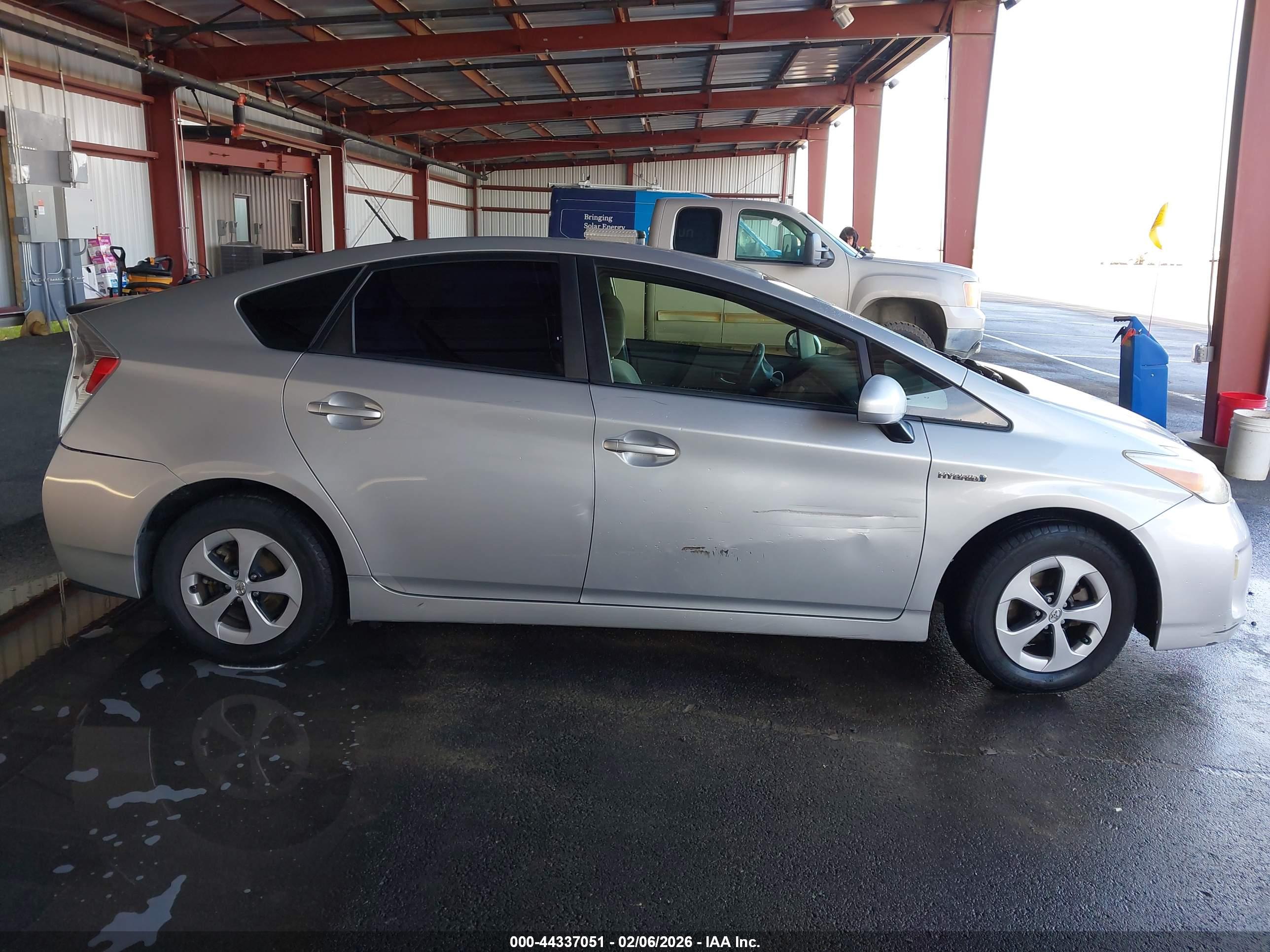 TOYOTA PRIUS image 6
