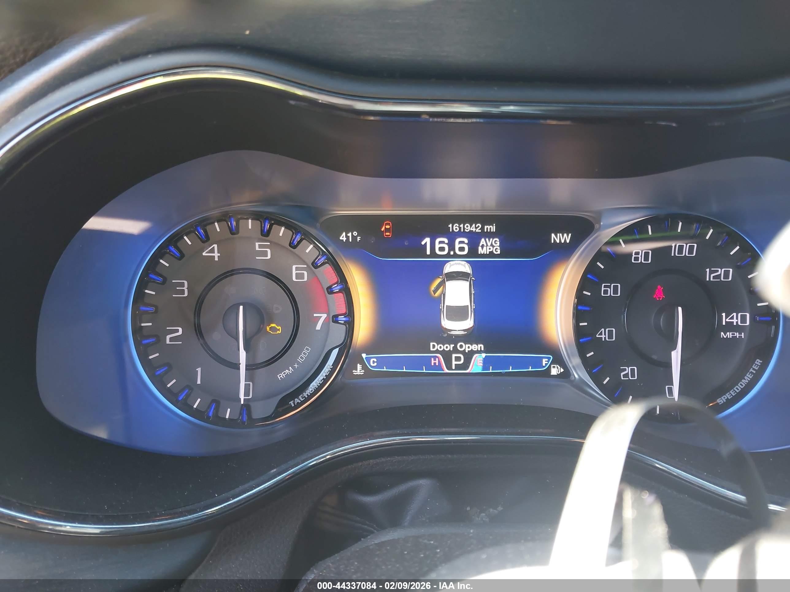 CHRYSLER 200 image 7