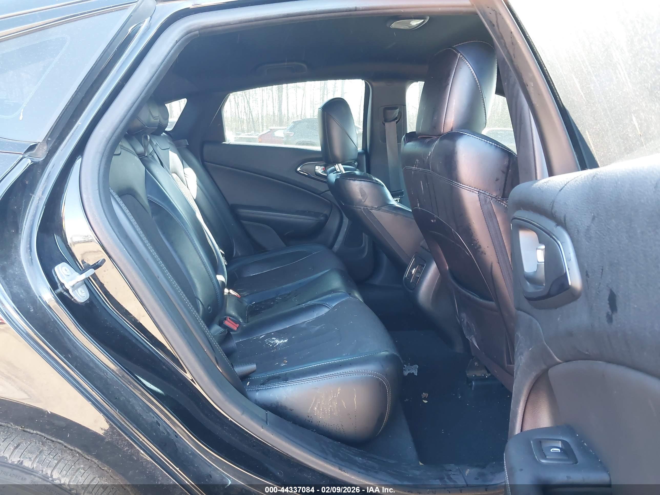 CHRYSLER 200 image 8