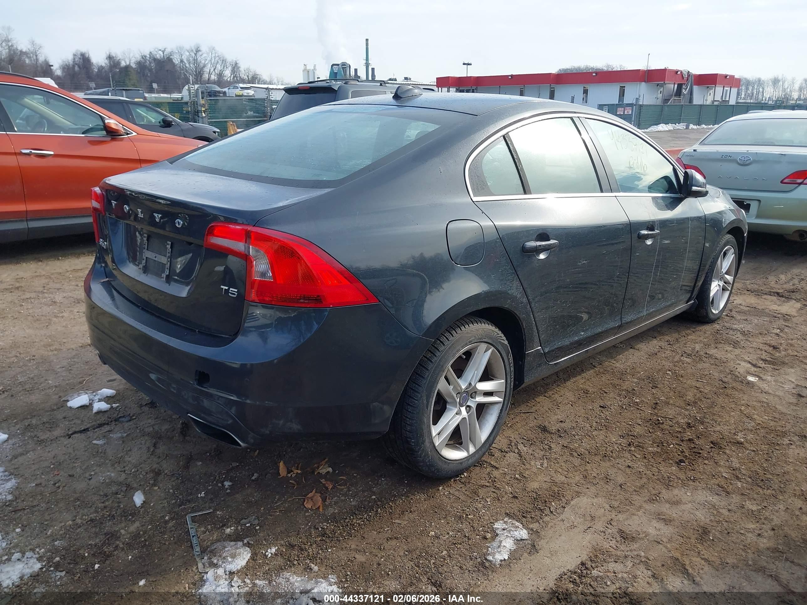 VOLVO S60 image 4