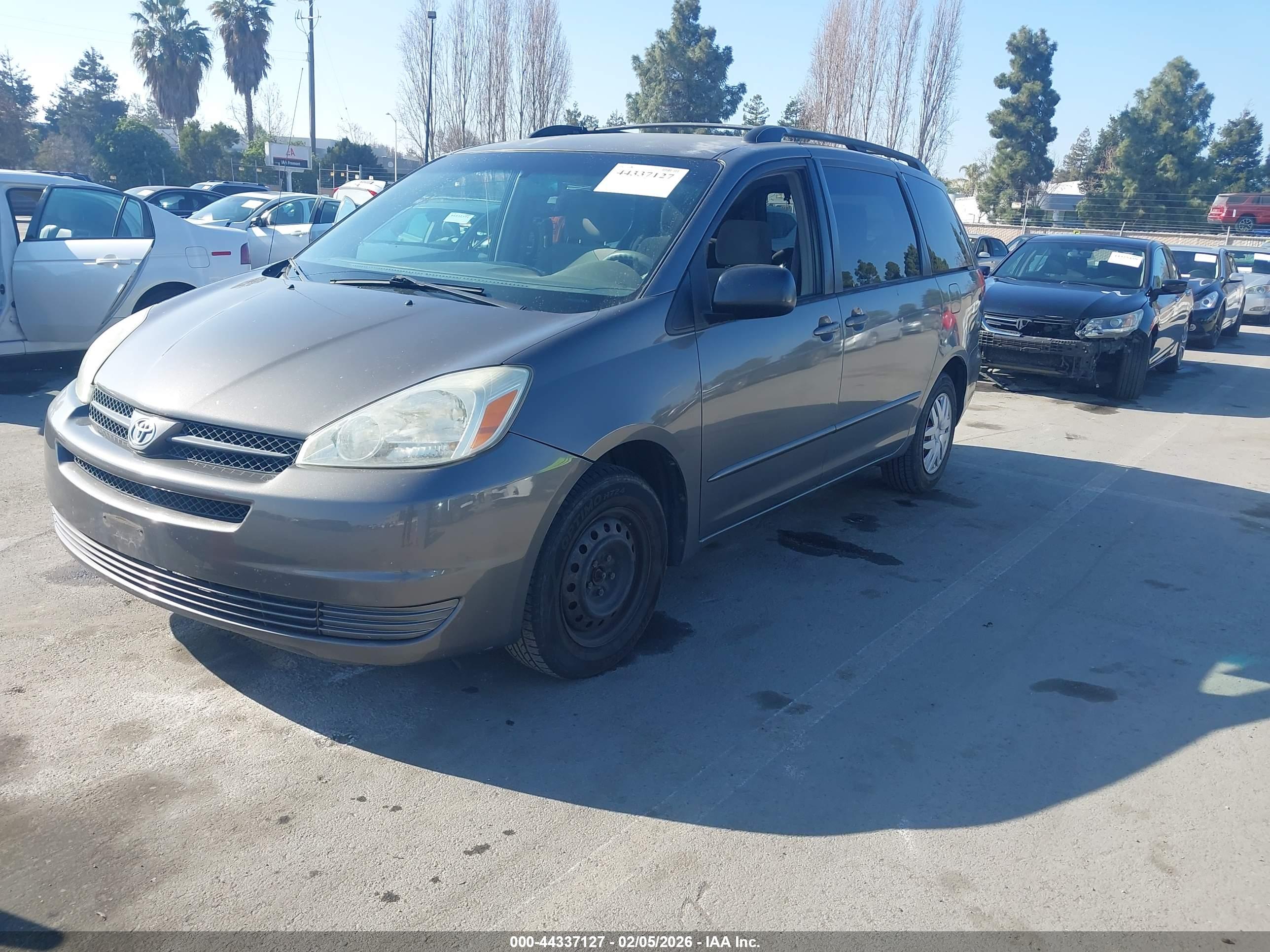 TOYOTA SIENNA image 2
