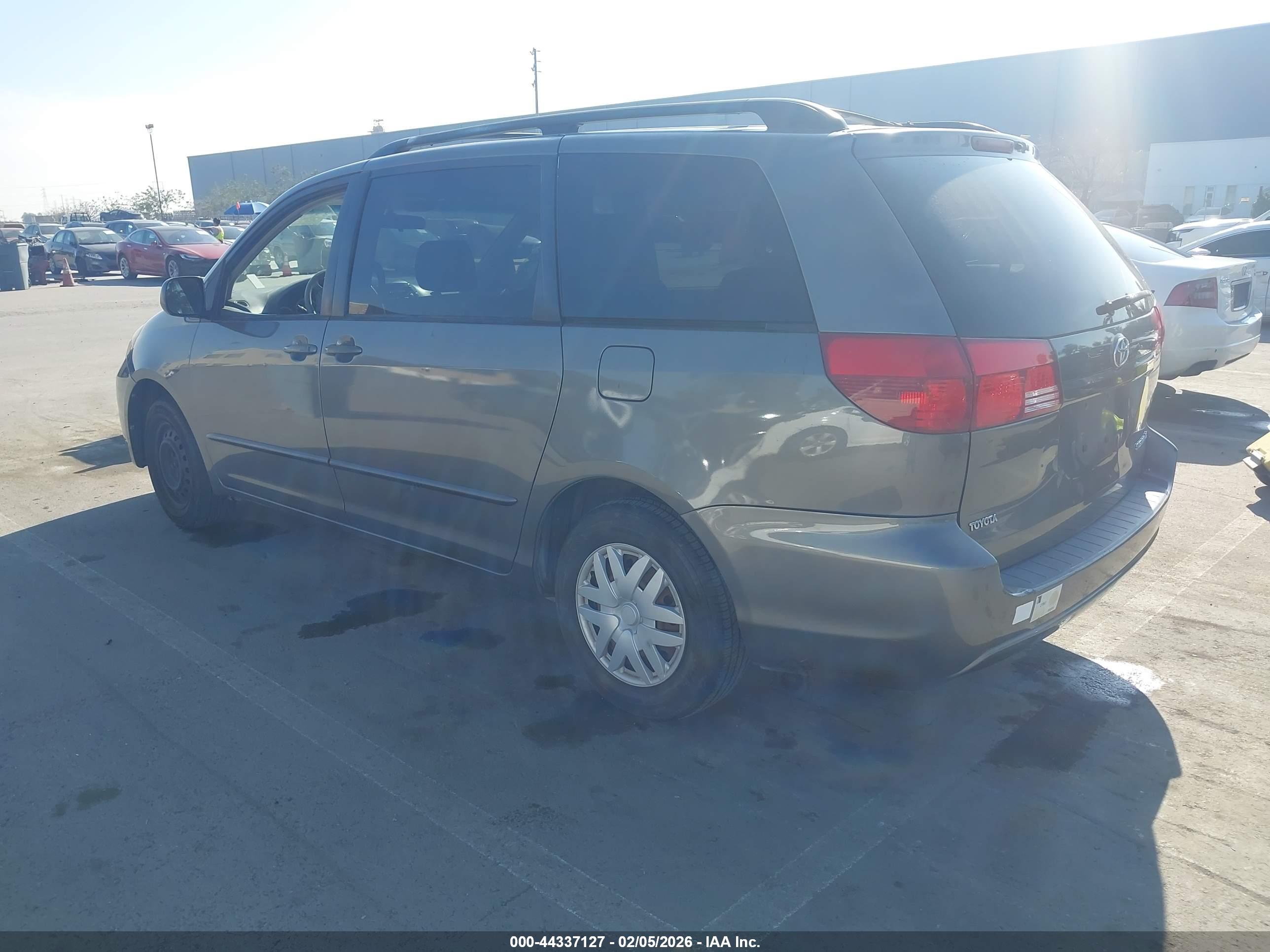 TOYOTA SIENNA image 3