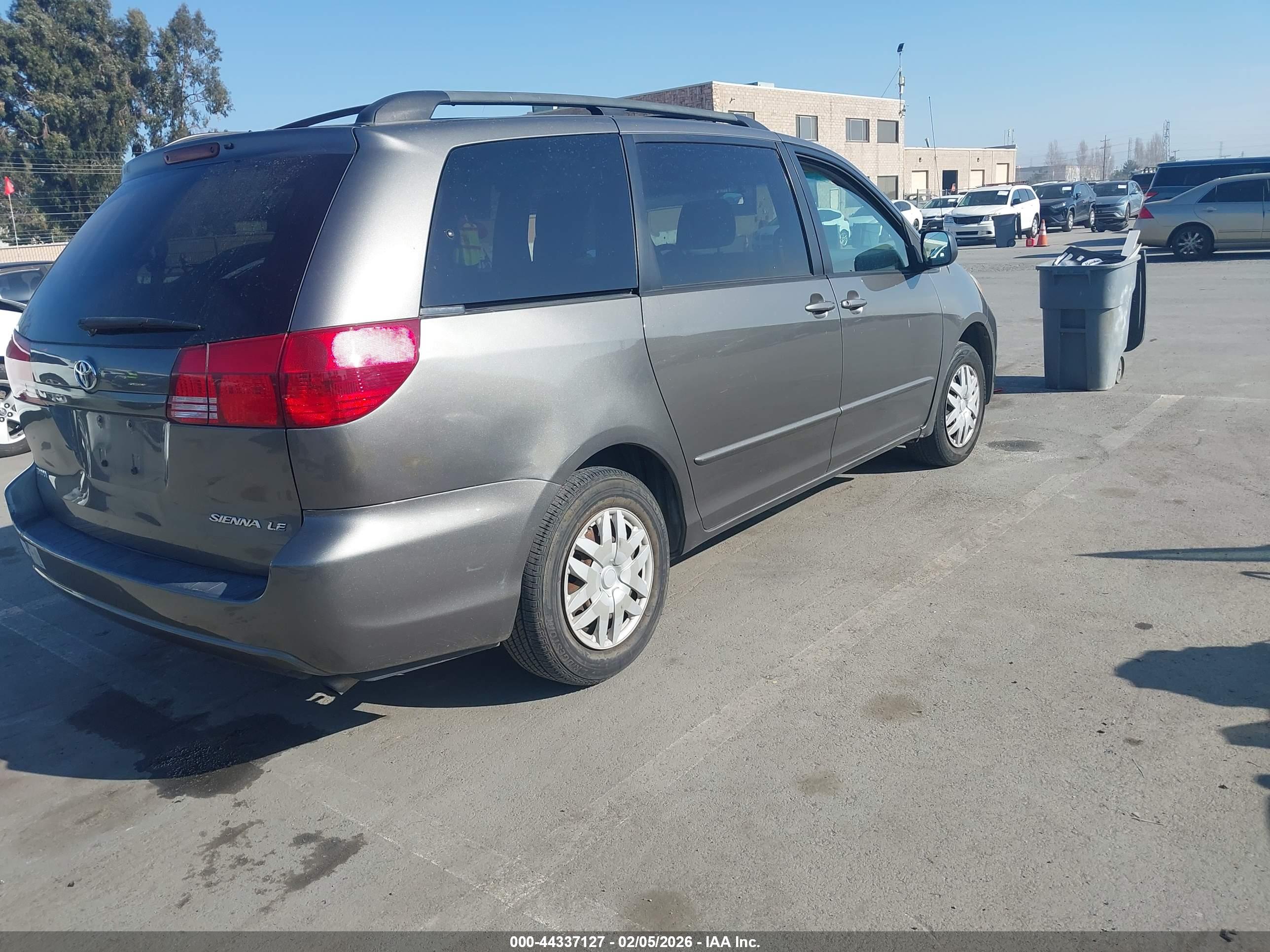 TOYOTA SIENNA image 4