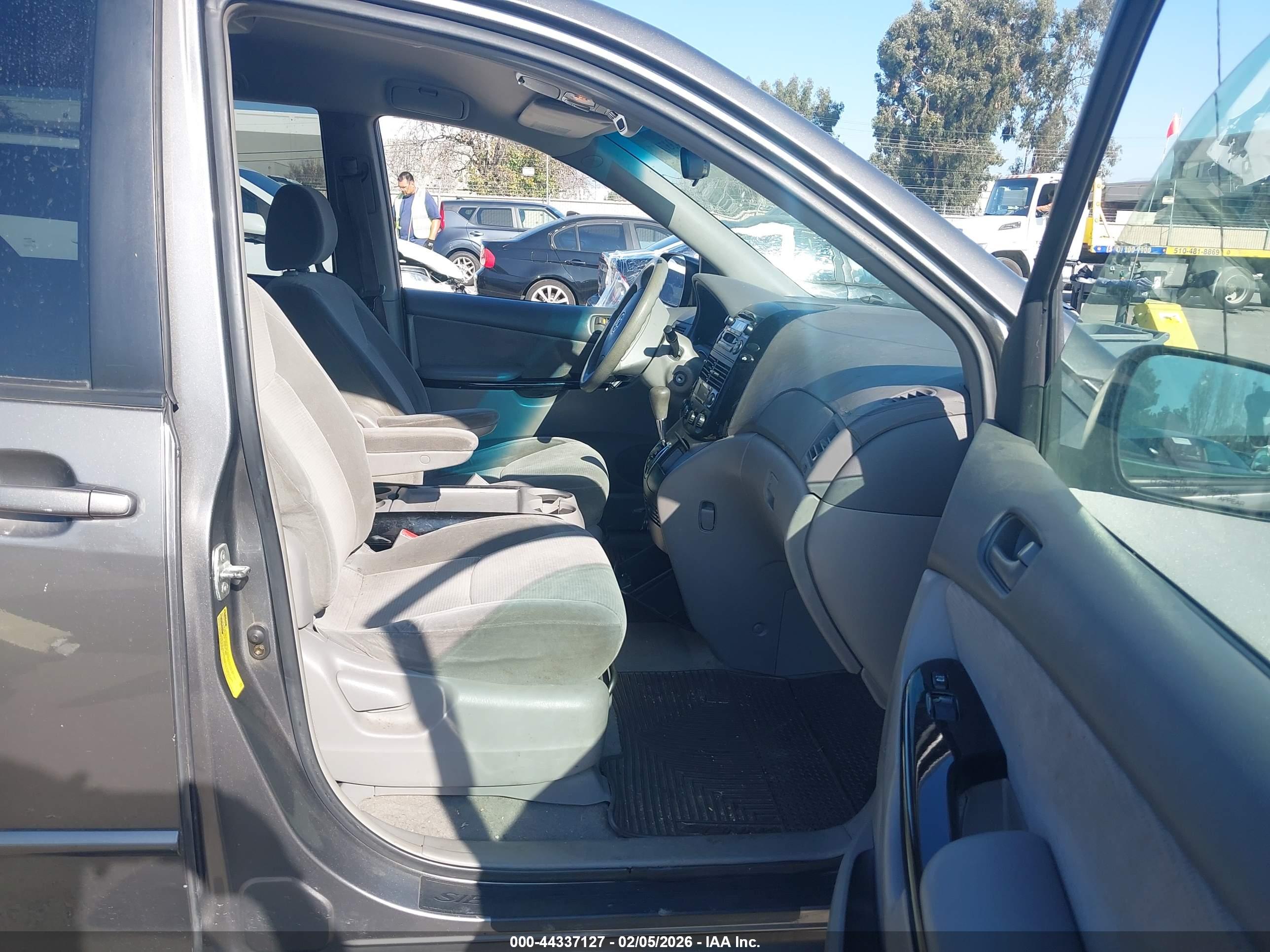 TOYOTA SIENNA image 5