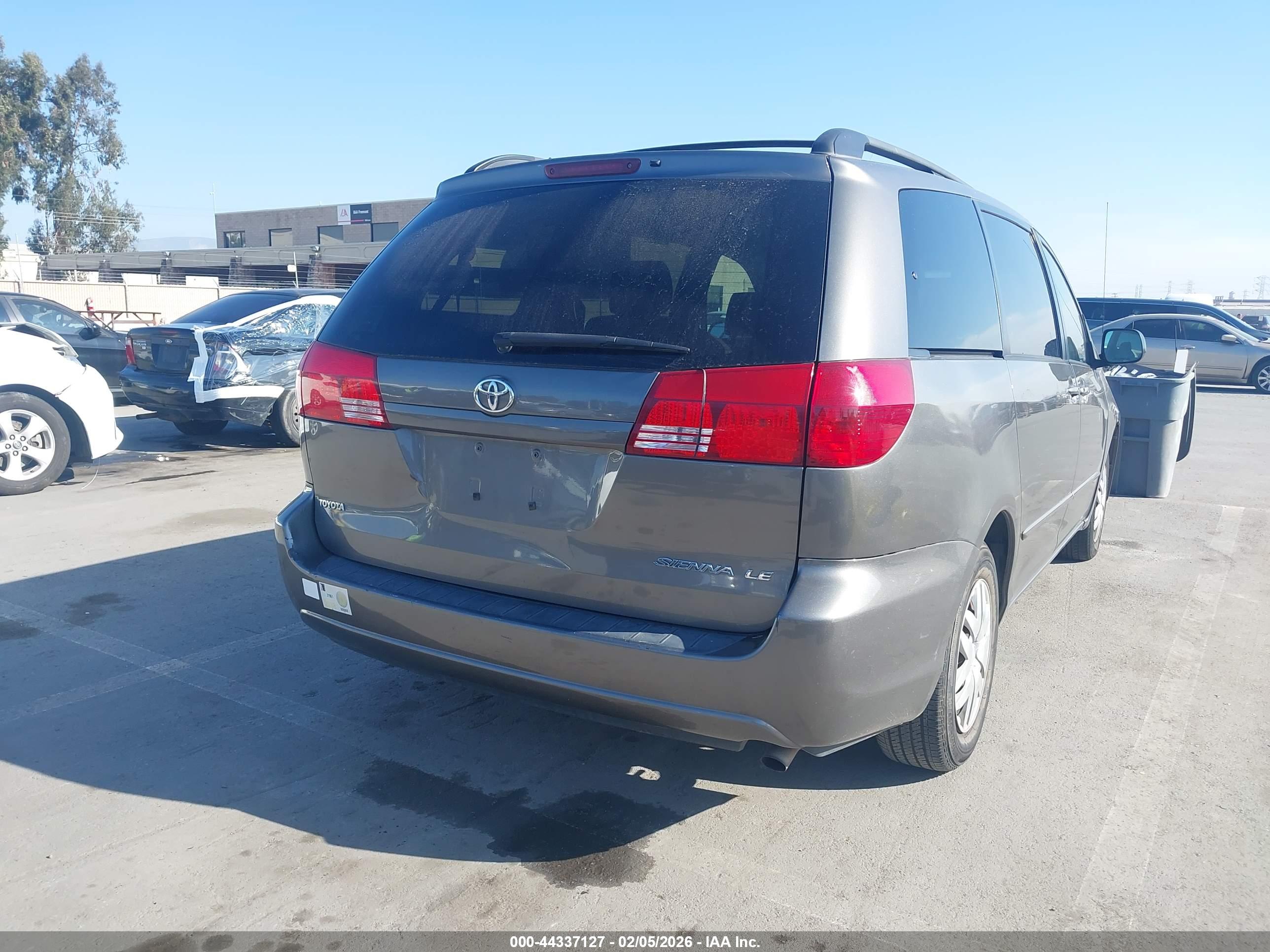 TOYOTA SIENNA image 6